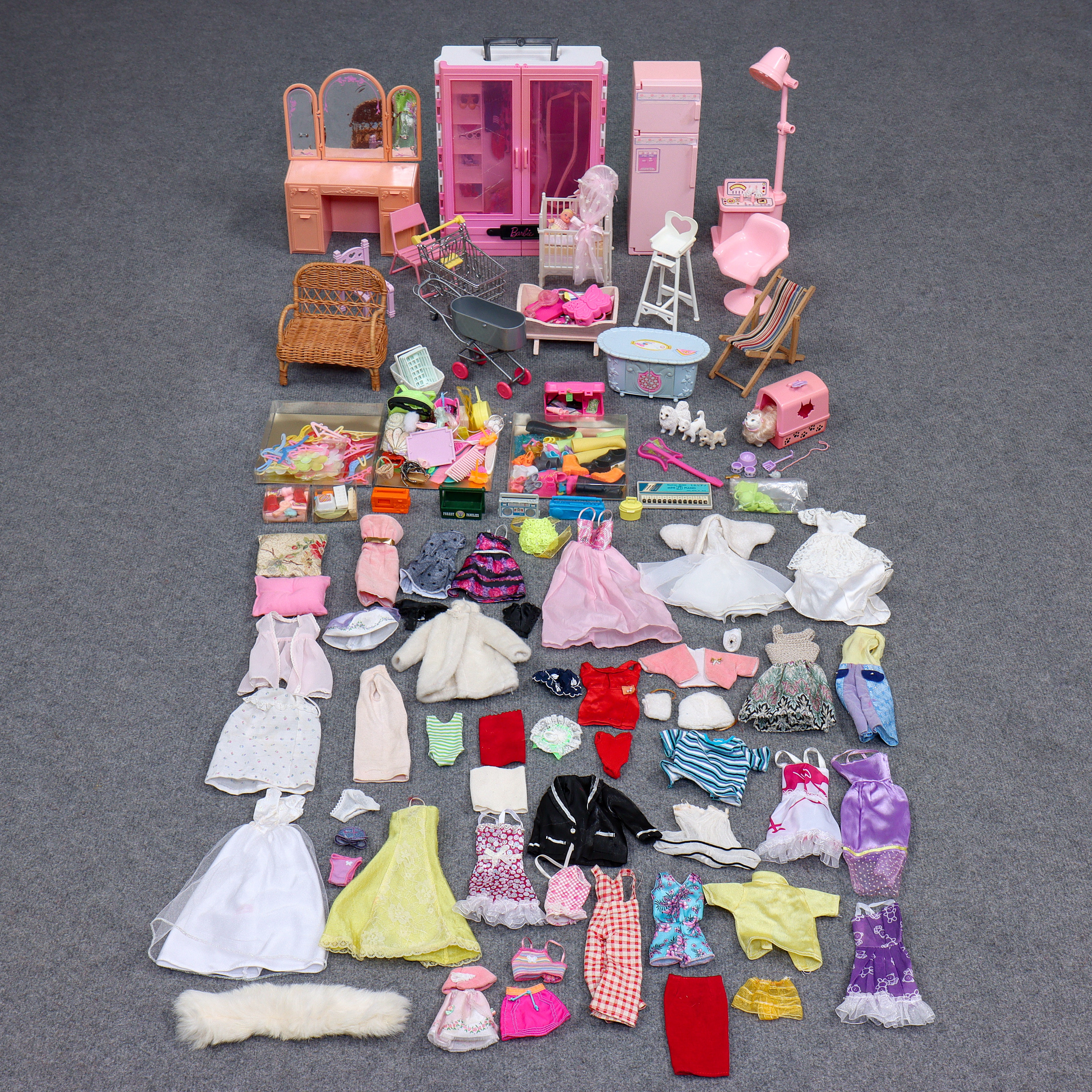 BARBIE, STOR SAMLING MÖBLER, KLÄDER, SAMT DIVERSE TILLBEHÖR, 1900/2000-TAL.