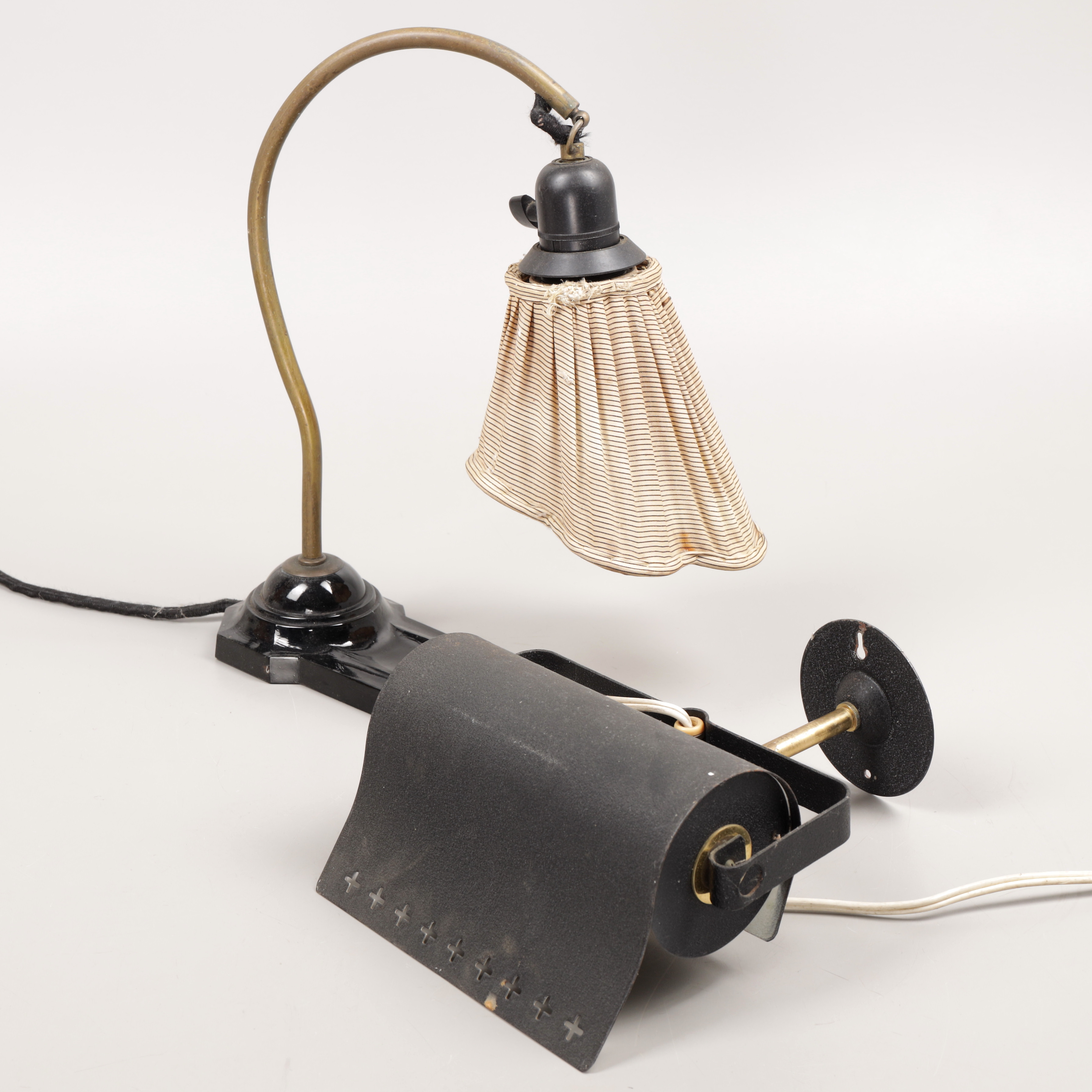 VÄGGLAMPA/BORDSLAMPA samt SÄNGLAMPA, plåt, mässing mm.