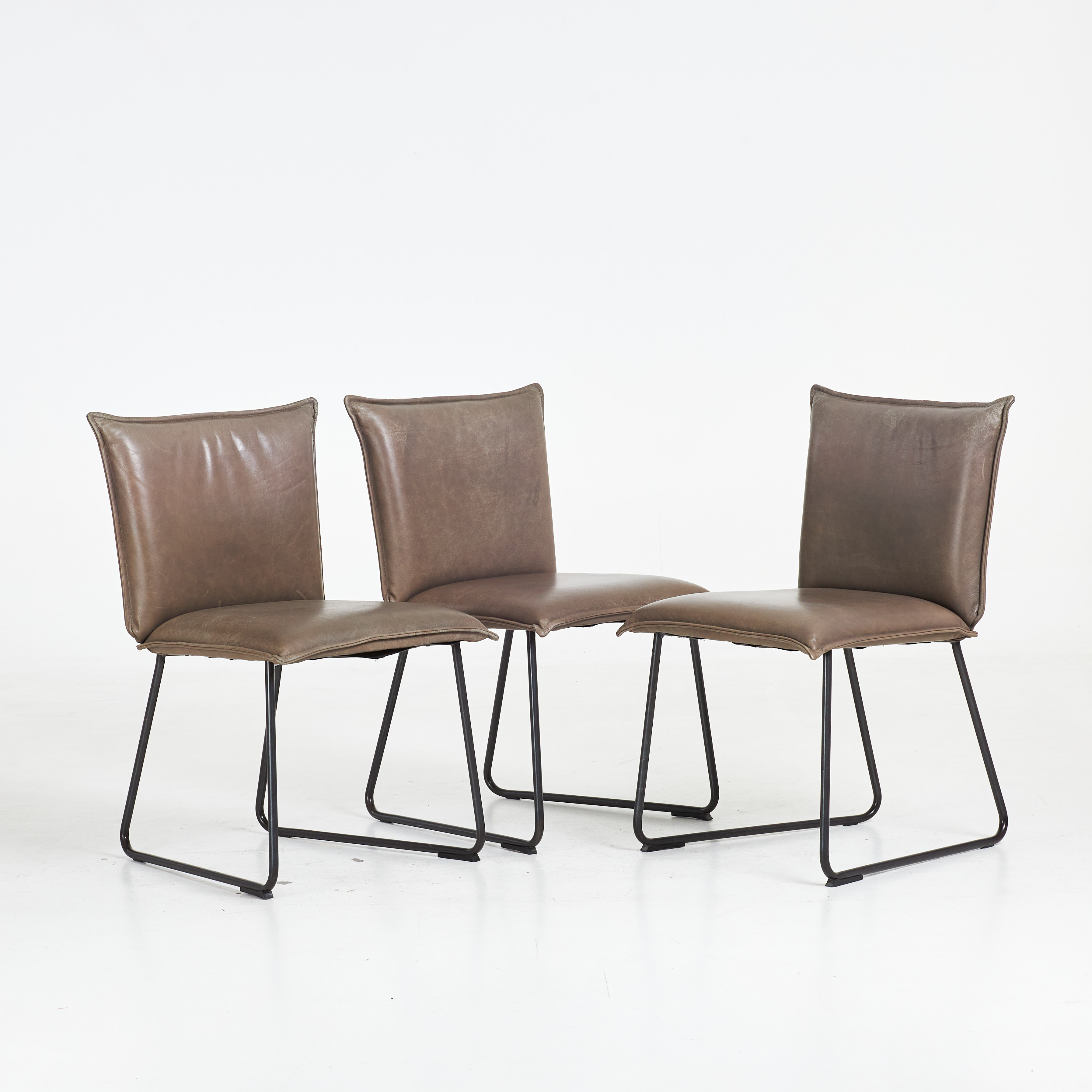 STOLAR, 3 styck, "Duke", läder, underrede i svartlackerad metall, Jess Design.