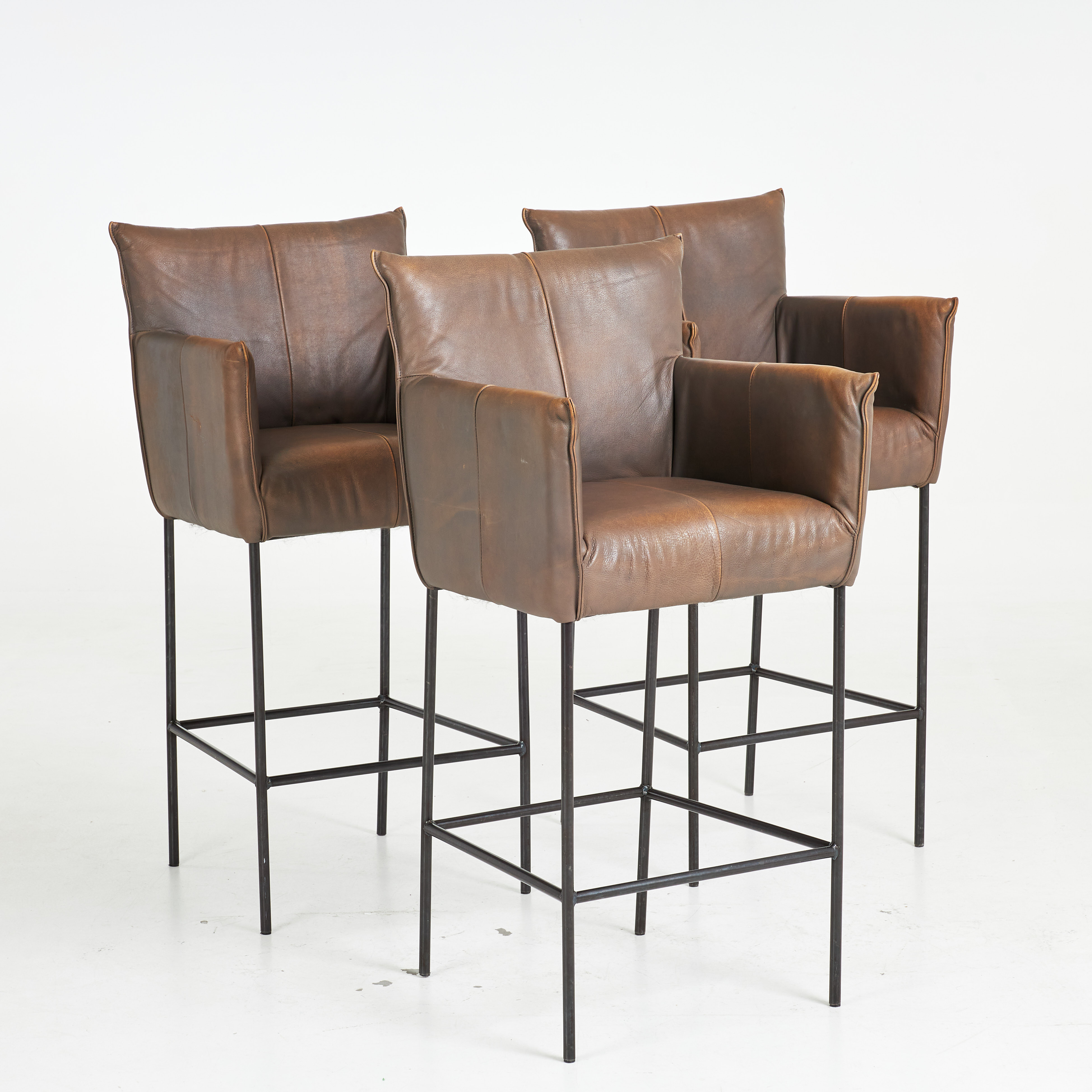 BARSTOLAR, 3 styck, läder, underrede i svartlackerad metall, Jess Design.