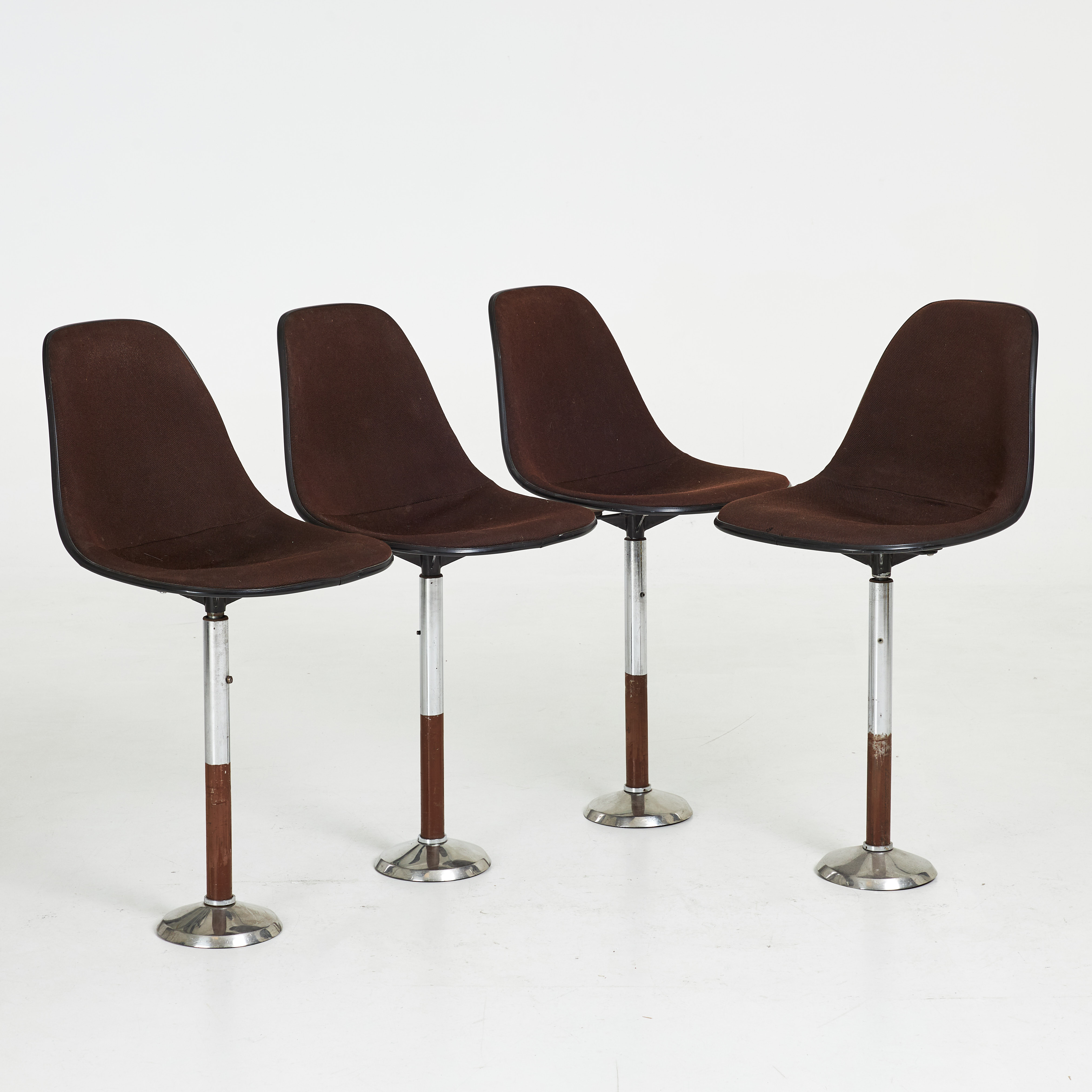 CHARLES & RAY EAMES. "La Fonda", barstolar, 4 st, Herman Miller, etikettmärkta, sits i formgjuten glasfiber, stoppad sits klädd i textil.