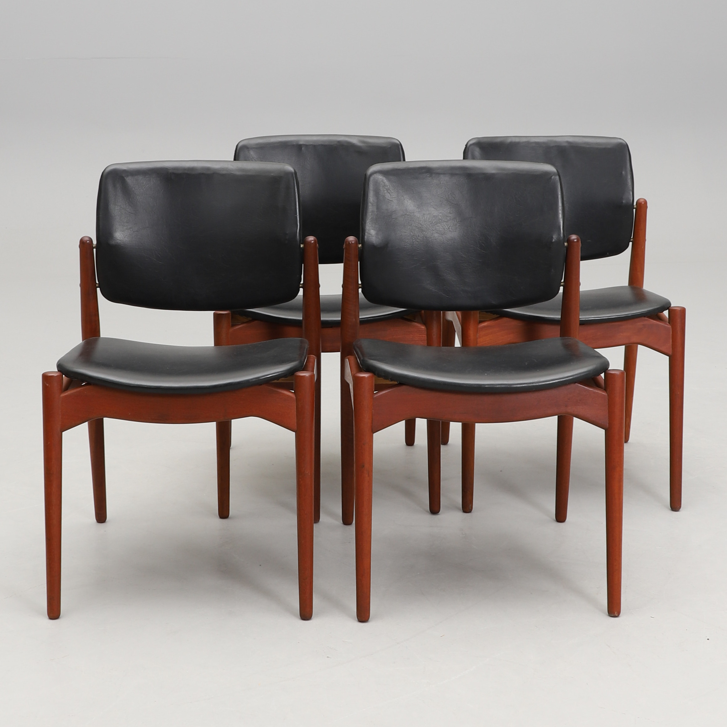 ERIK BUCH. Stolar, 4 st, teak, svart konstskinn, Ørum Møbelfabrik, Danmark, 1950/1960-tal.
