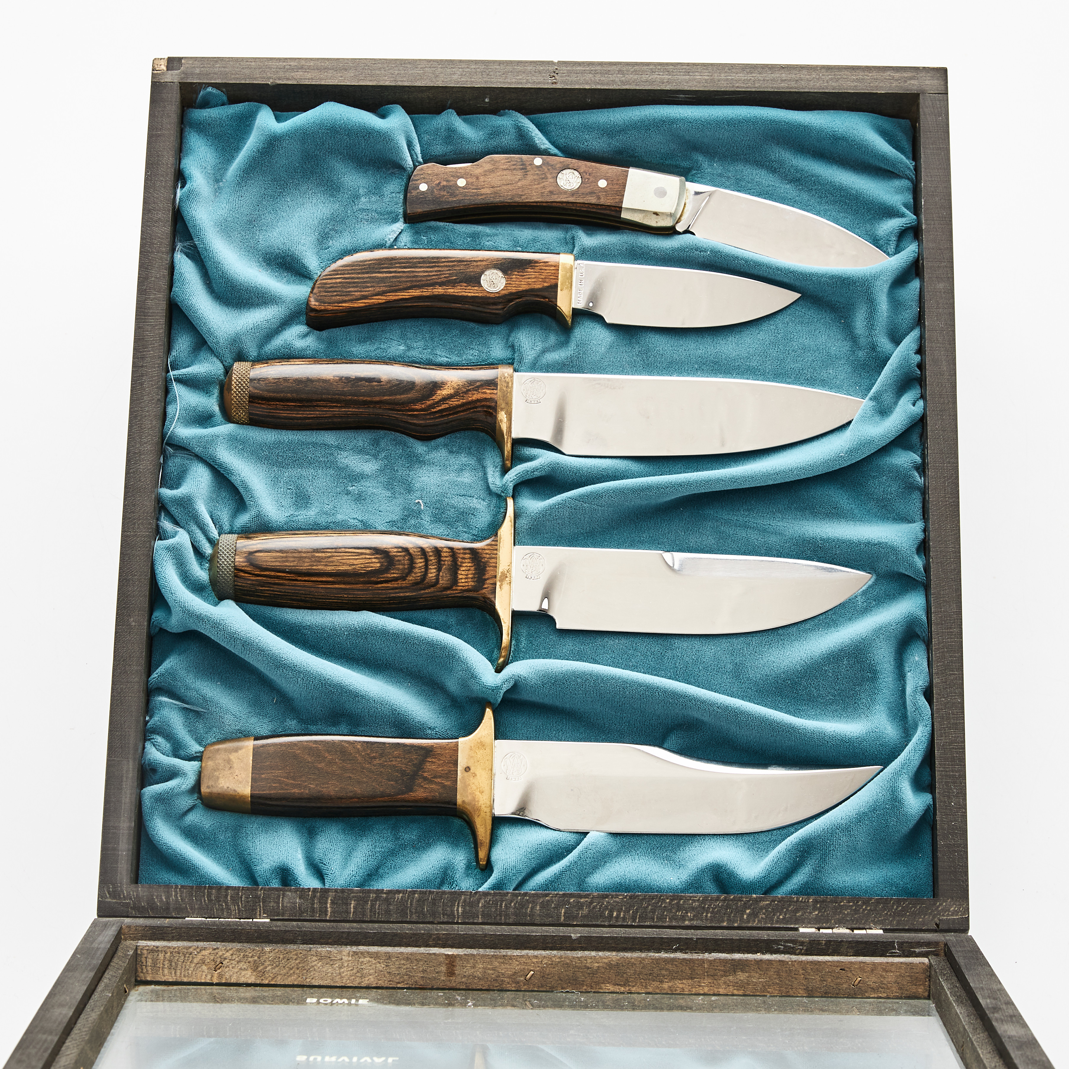 SMITH & WESSON, knivar i visningsmonter med glasat lock, 5 knivar, varav 4 med kartong och slida i original.