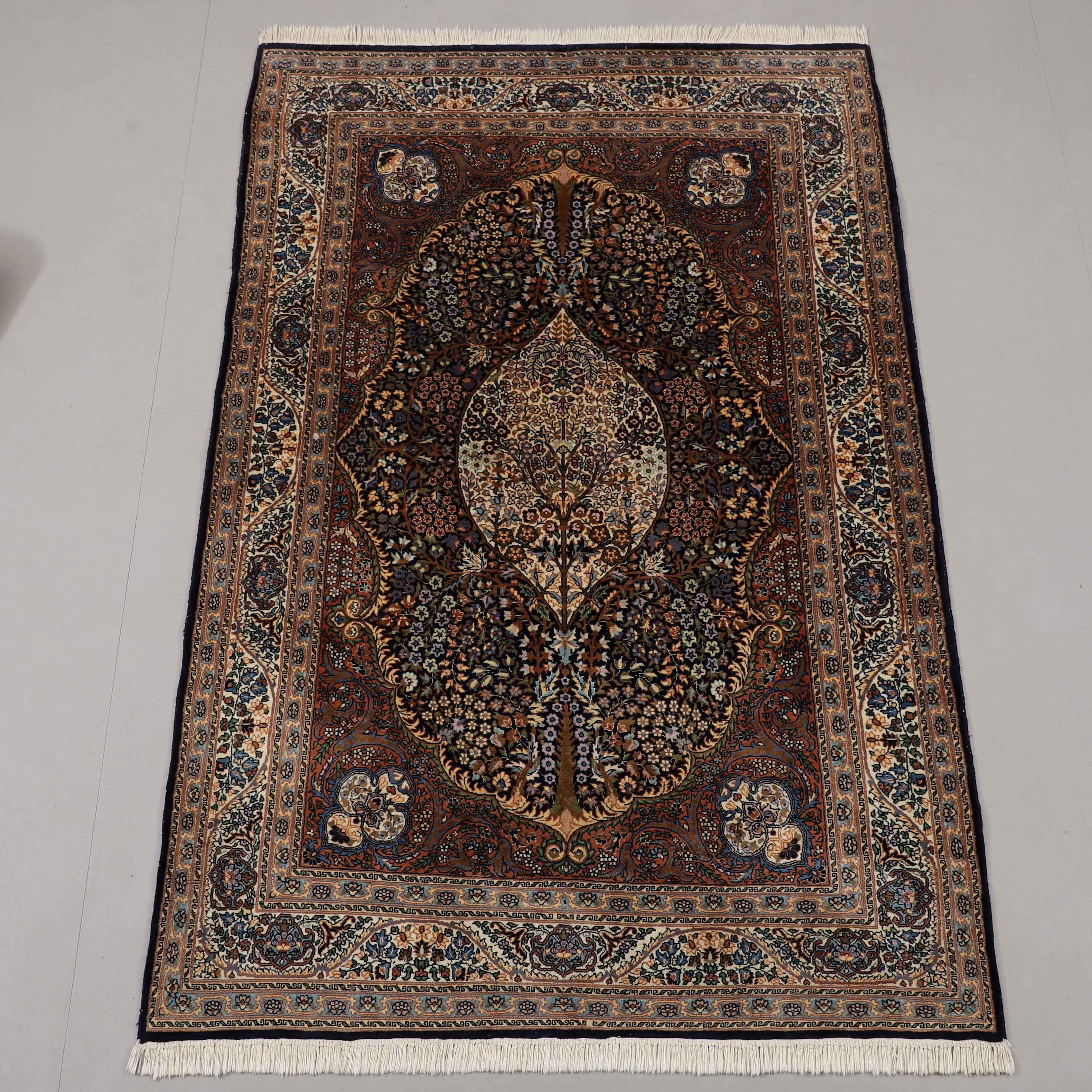 MATTA med silkesinslag, Pakistan, 226 x 143 cm.