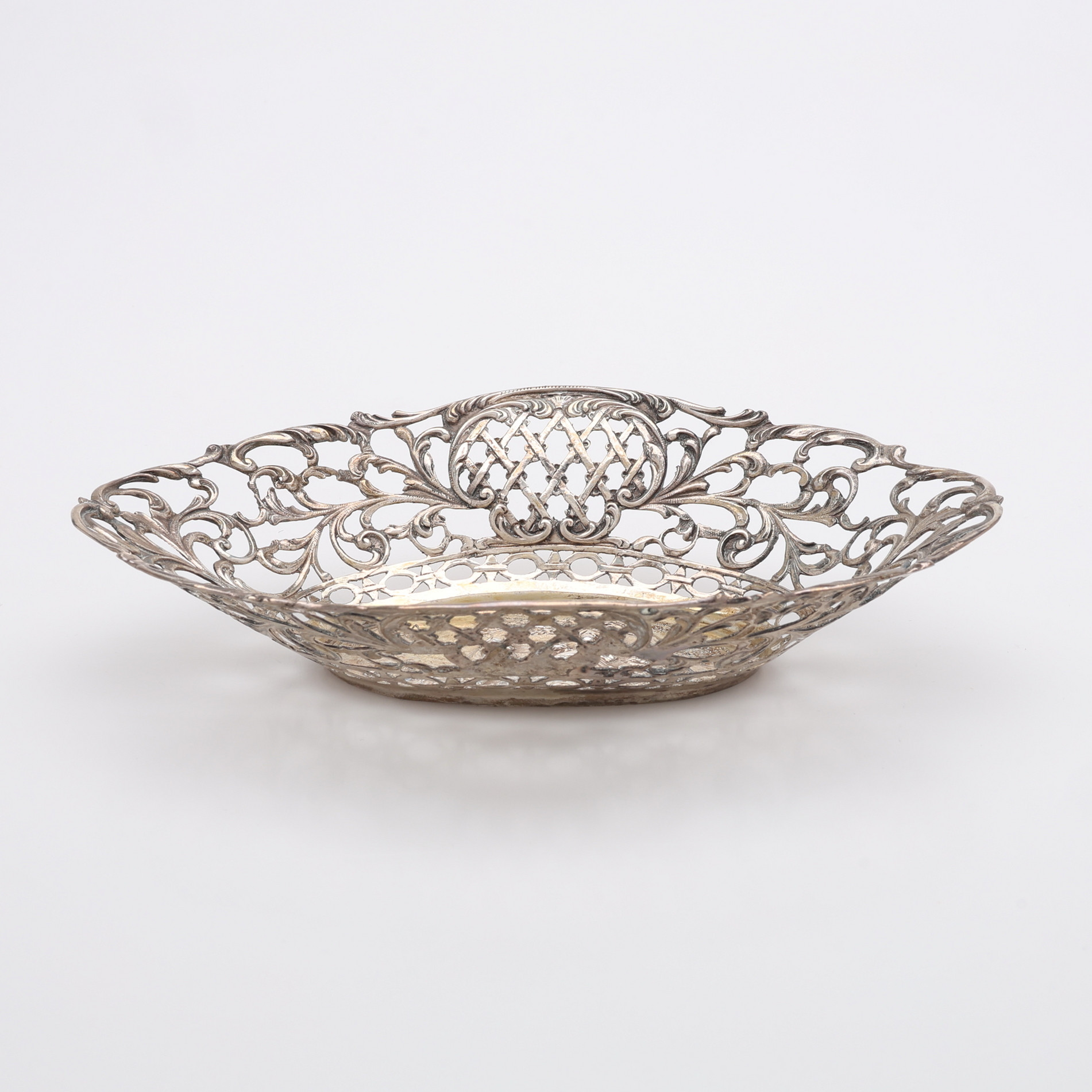 SKÅL, SILVER, MED GENOMBRUTEN DEKOR, VIKT 80 GRAM.