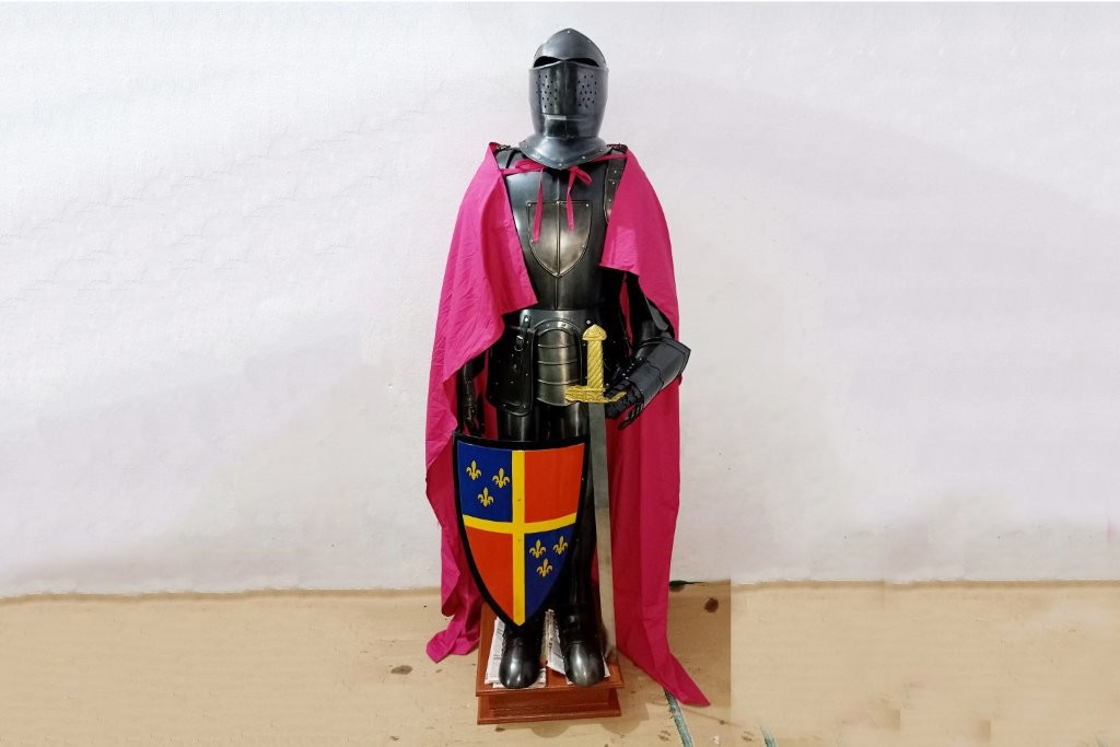 RUSTNING. med mantel, svärd och sköld. medeltida stil, metall, samtida replika.