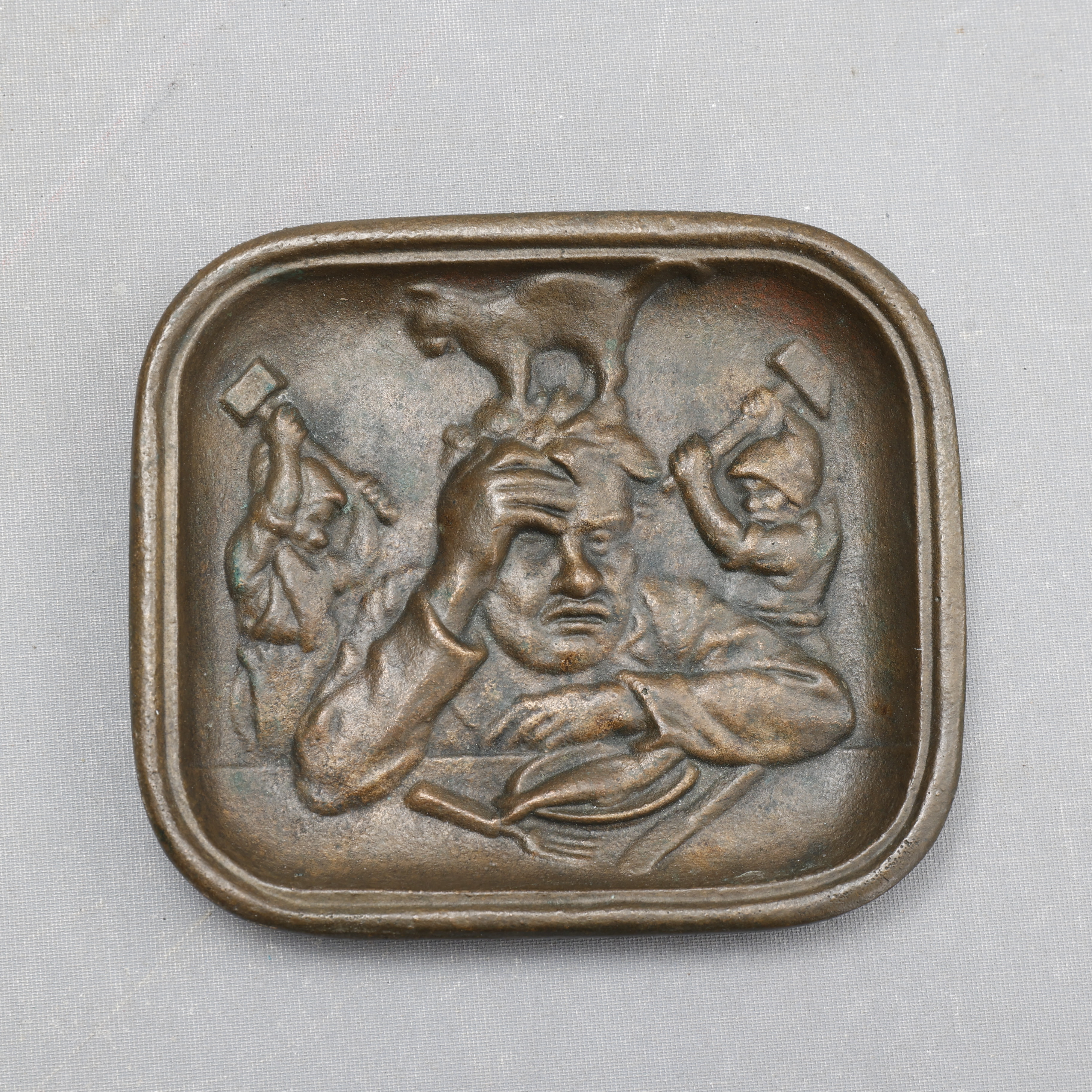 VÄGGRELIEF, brons, " baksmällan ", 1900-tal.