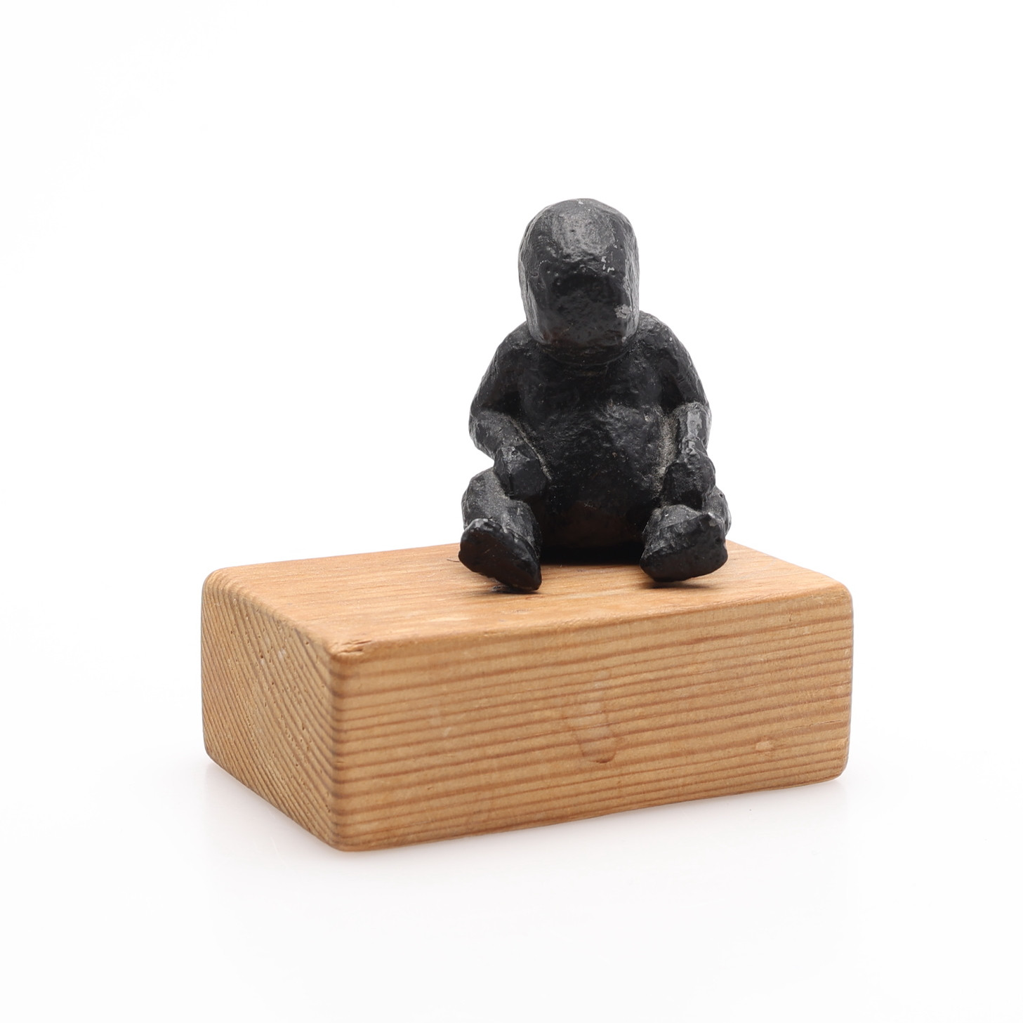 FRED ÅBERG. SKULPTUR, I FORM AV SITTANDE SPÄDBARN, PATINERAD METALL, SOCKELN SIGNERAD & NUMRERAD 7/16.