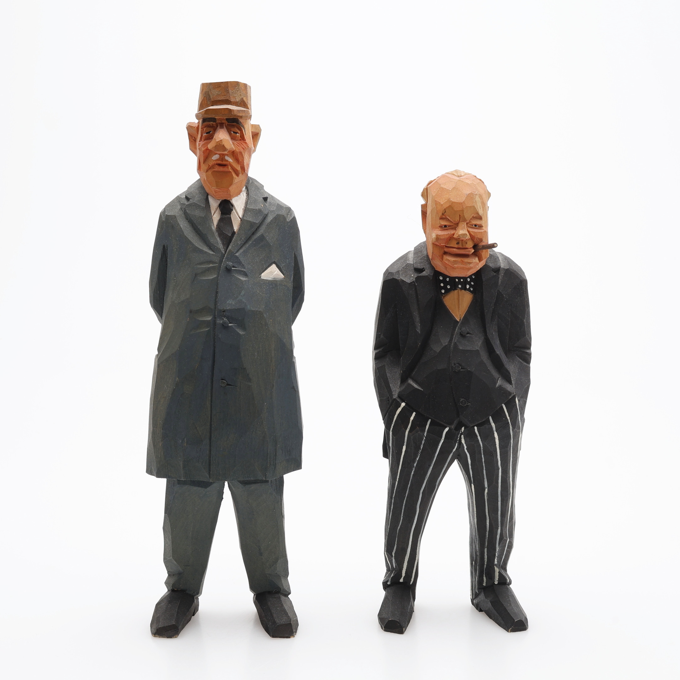 SVEN GUNNARSSON, 2 ST TRÄSKURNA OCH BEMÅLADE SKULPTURER, föreställande Charles de Gaulle och Winston Churchill.