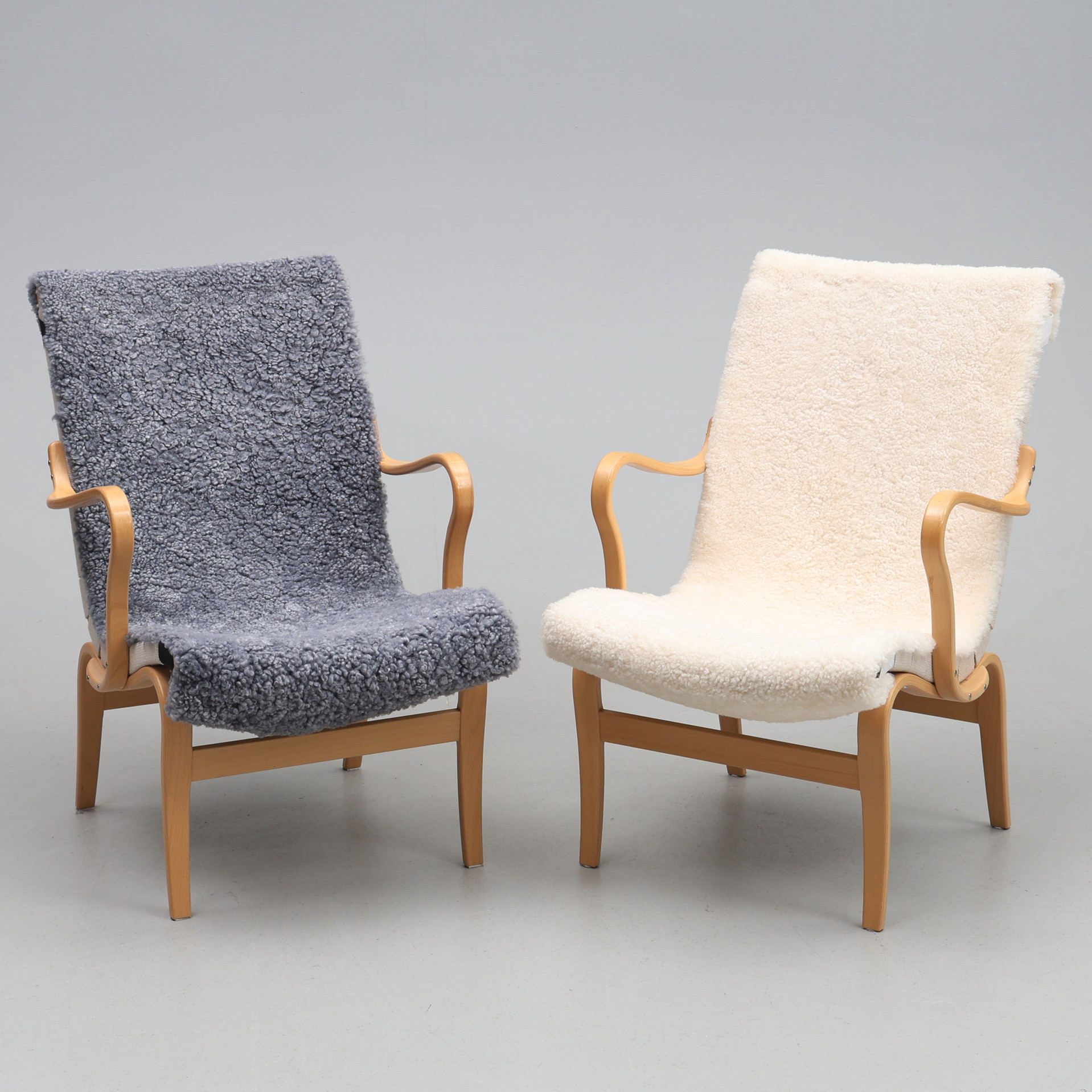 BRUNO MATHSSON. Fåtöljer, ett par, "EVA", Bruno Mathsson International 2012, Värnamo, med Fårskinsöverdrag.