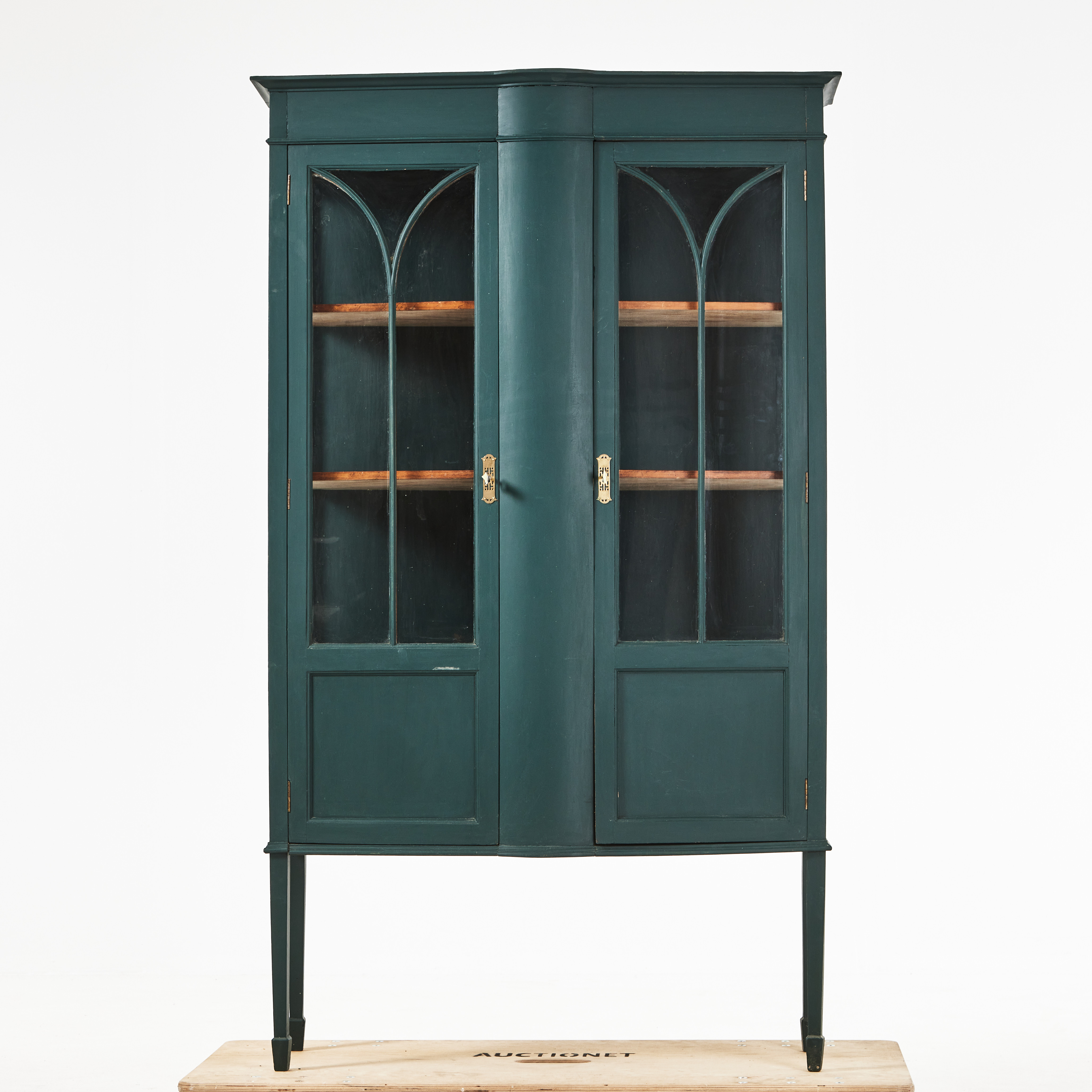 VITRINSKÅP, 1900-talets första hälft, tre hyllplan.