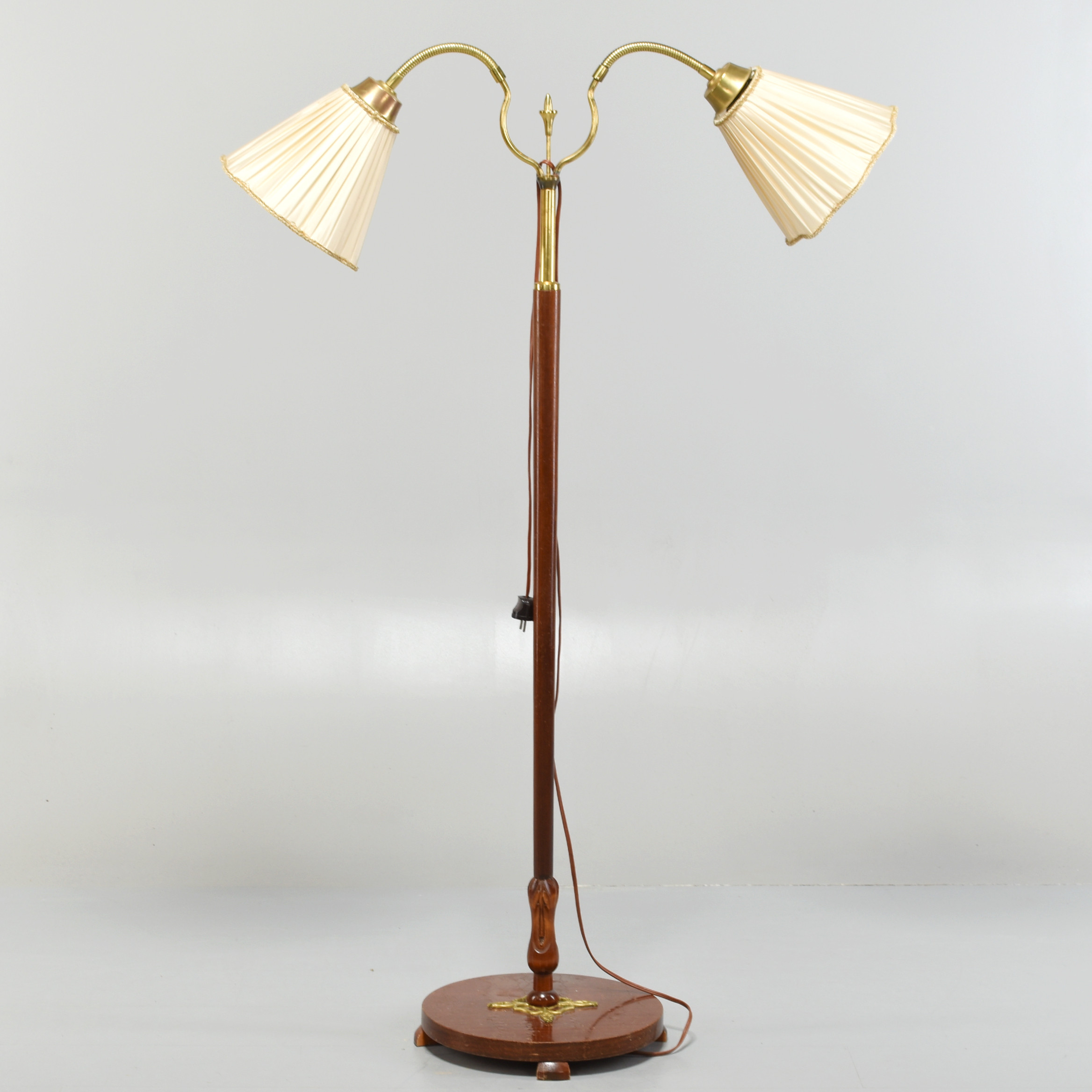 Golvlampa 2-armad, 1900tal.