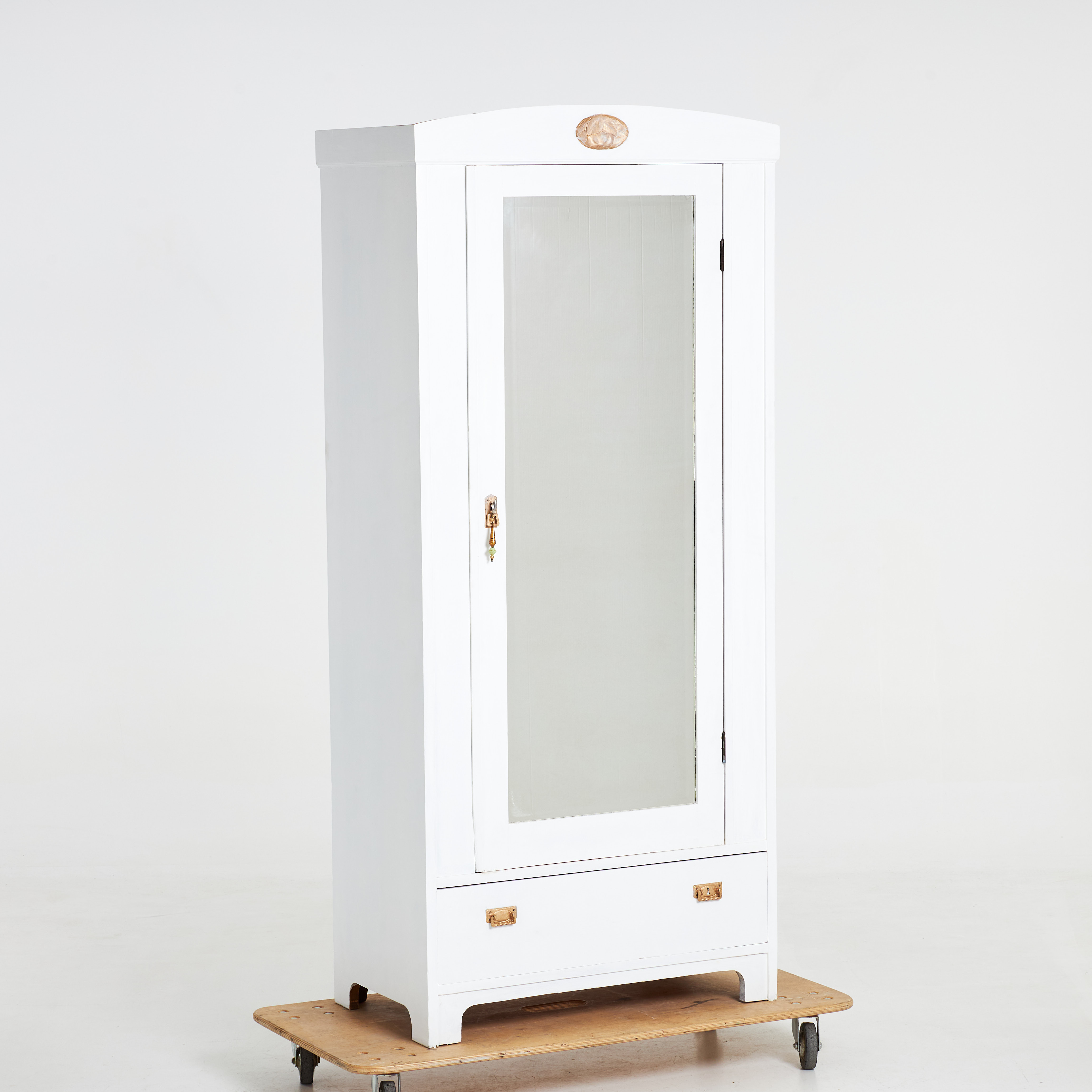 KLÄDSKÅP. Jugend, spegeldörr, låda, metallbeslag, senare bemålad, inredd med hyllplan.