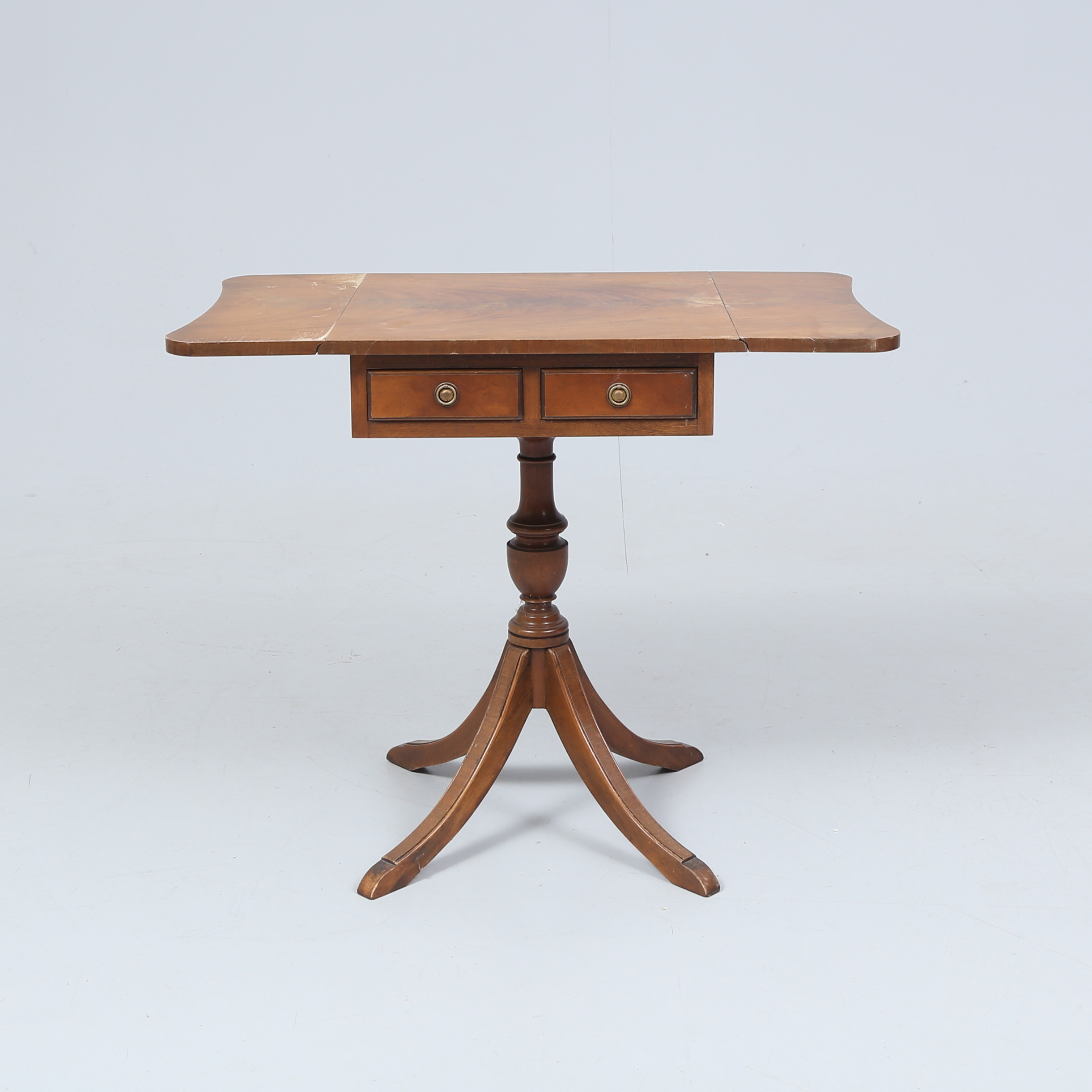 LAMPBORD/SÄNGBORD, engelsk stil, 1900-tal.