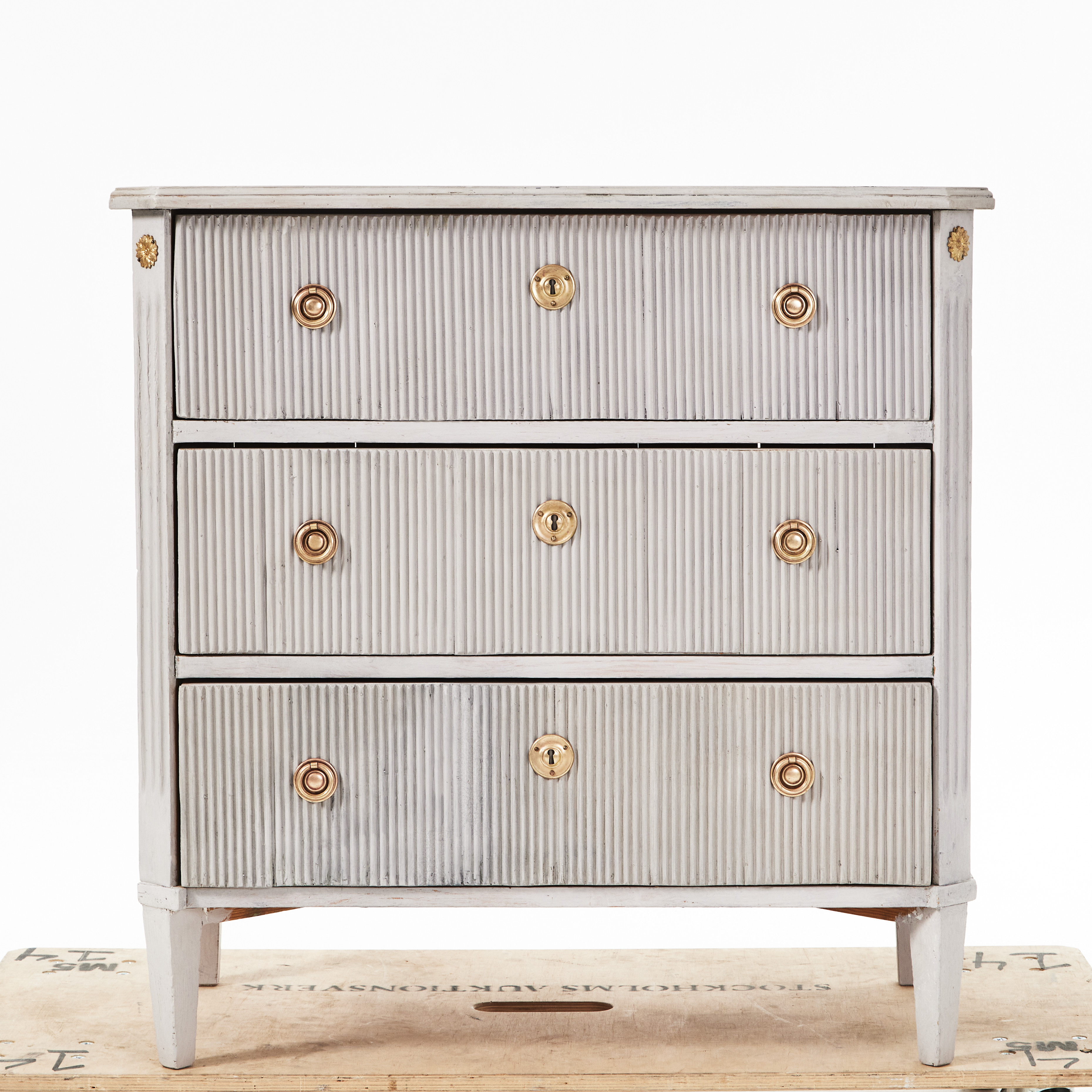 BYRÅ, omkring år 1900, gustaviansk stil, bemålad, beslag och draghandtag i mässing.