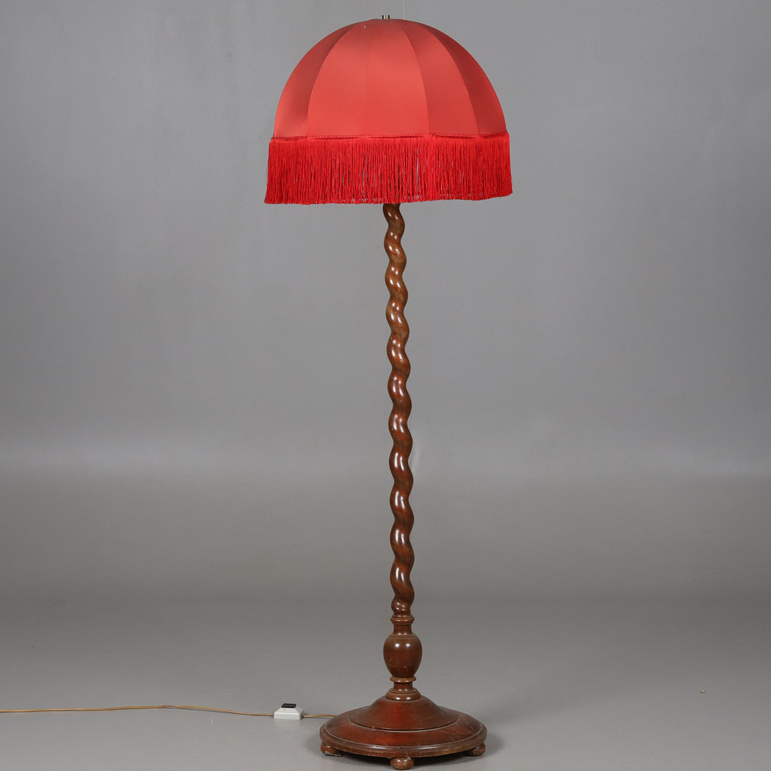 GOLVLAMPA med vriden trästomme och röd tygskärm, 2 ljuspunkter, 1900-TAL.