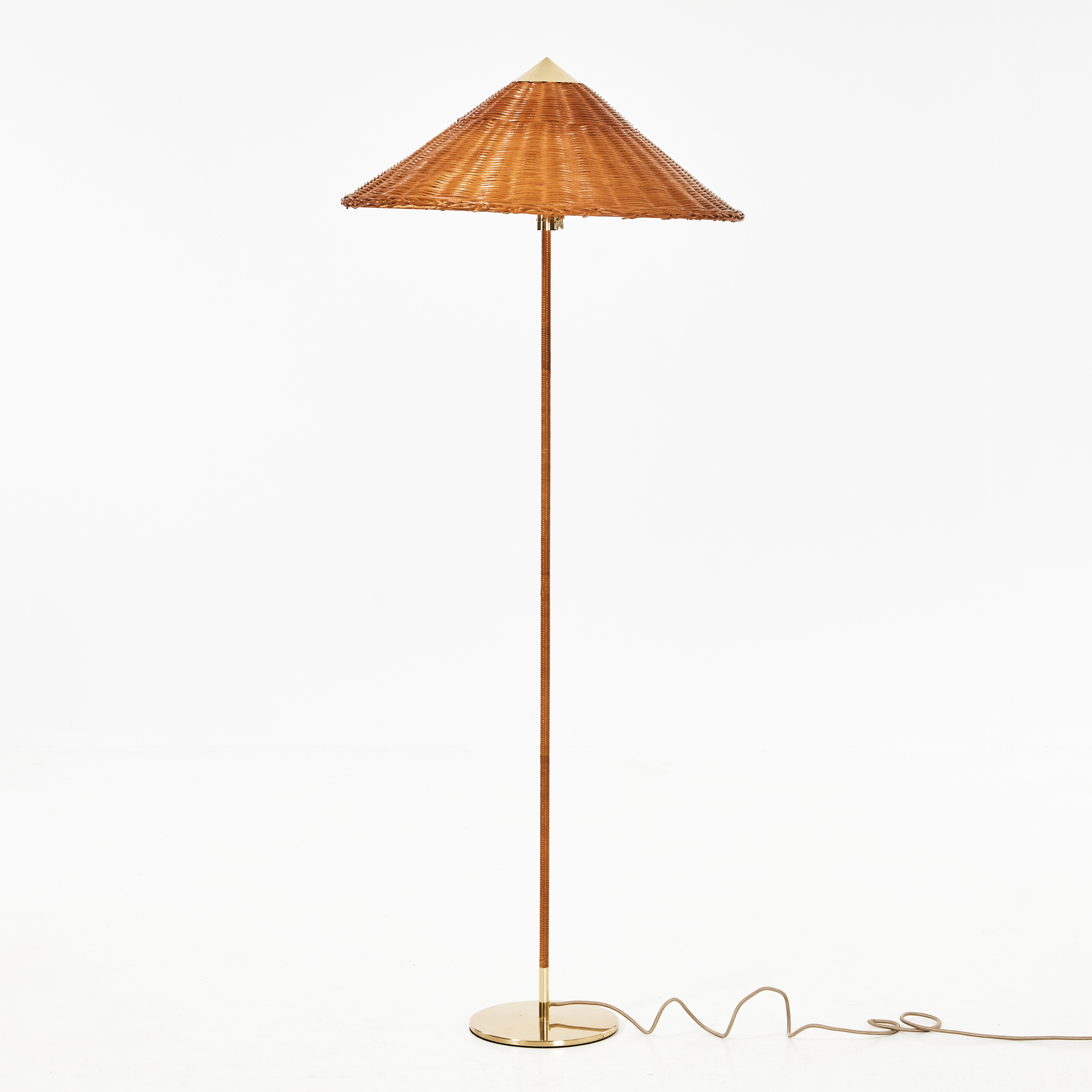 PAAVO TYNELL. Golvlampa, samtida, modell 9602, GUBI, skärm i canvastyg stomme i rottingklädd mässing.