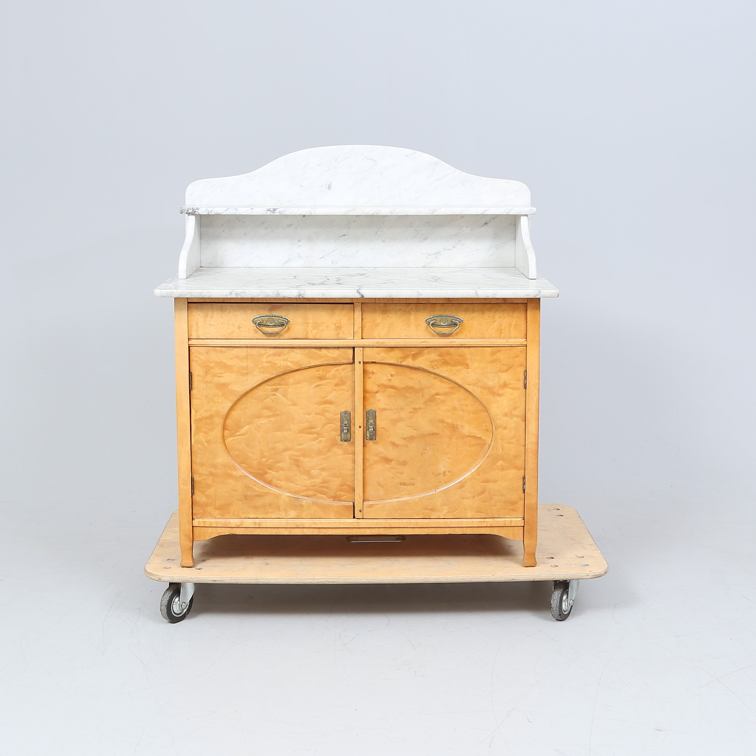 KOMMOD/LAVOAR, trä med uppsats i marmor. Omkring 1900.