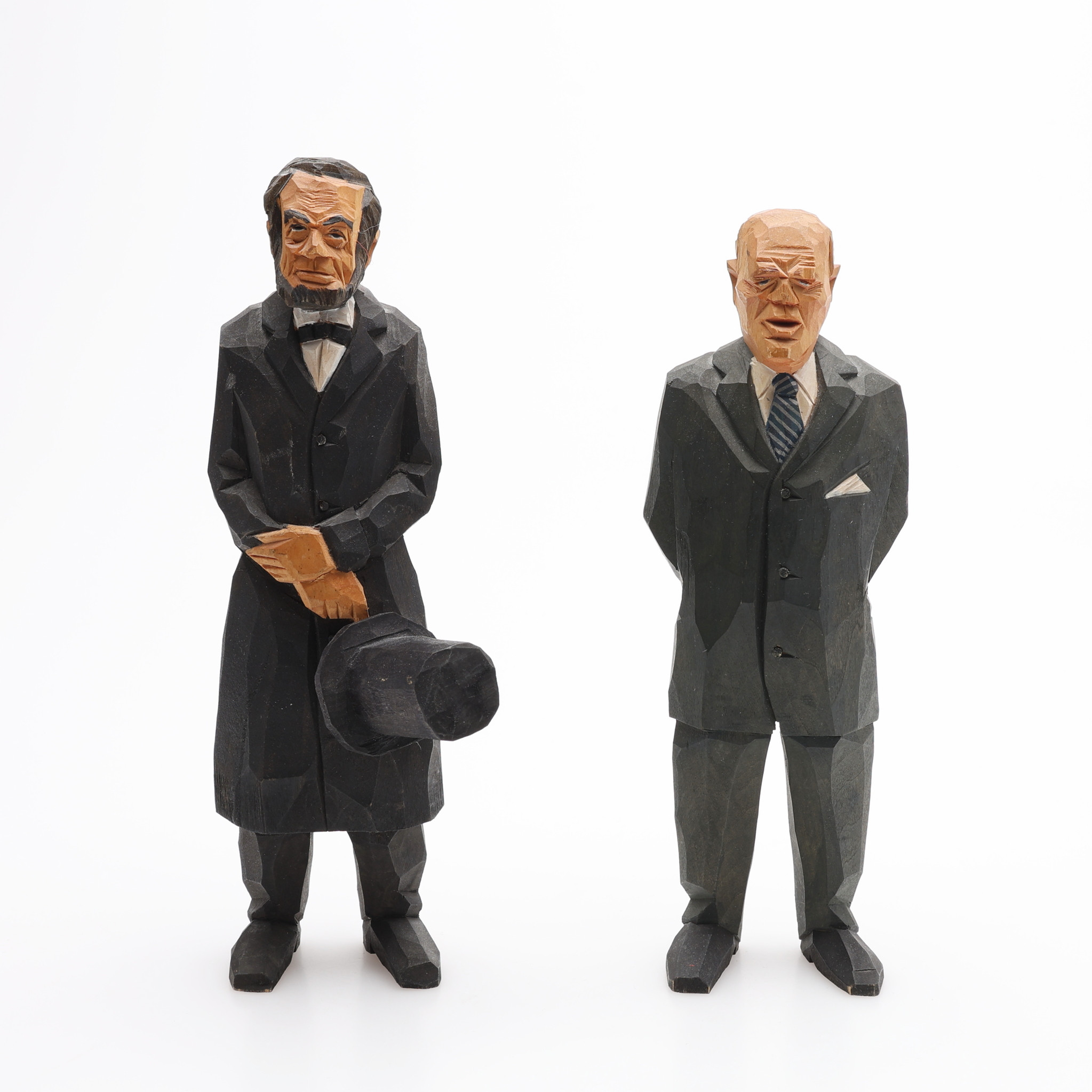 SVEN GUNNARSSON, TRÄSKURNA OCH BEMÅLADE SKULPTURER, 2 ST, föreställande Dwight D. Isenhower och Abraham Lincoln.