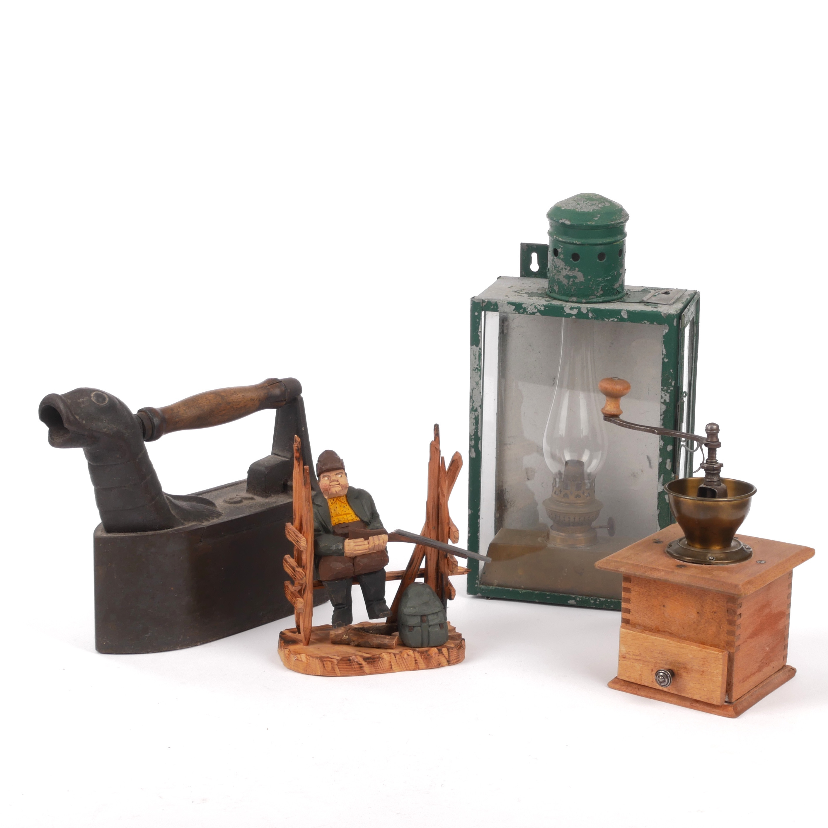 STRYKJÄRN, KAFFEKVARN, FOTOGENLYKTA, SNIDAD FIGUR, 18/1900-tal.