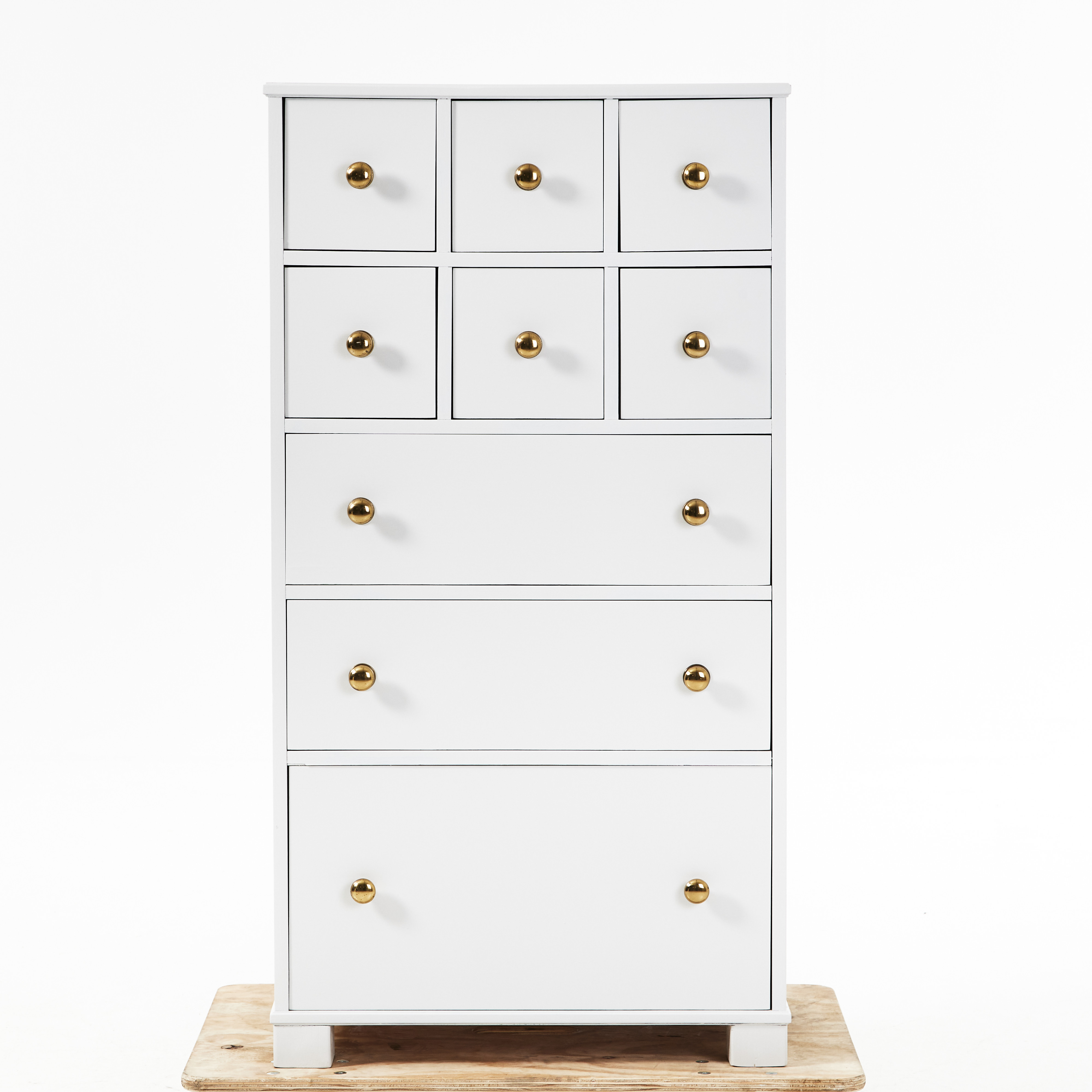 BYRÅ, 1900-talets andra hälft, bemålad, dragknoppar i mässing.