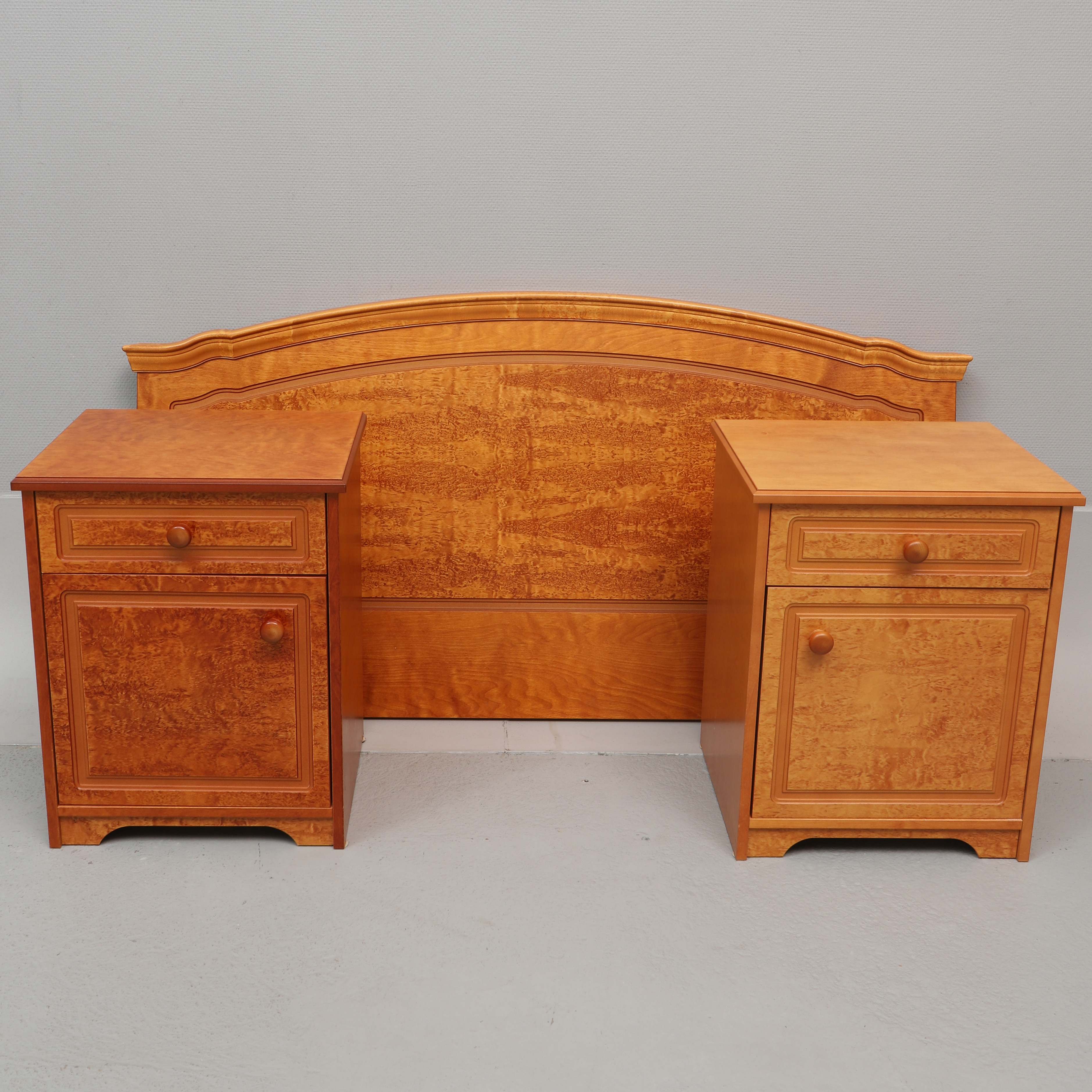 SÄNGGAVEL & 1 PAR SÄNGBORD, 3 delar, rotfanér, 2000-tal.