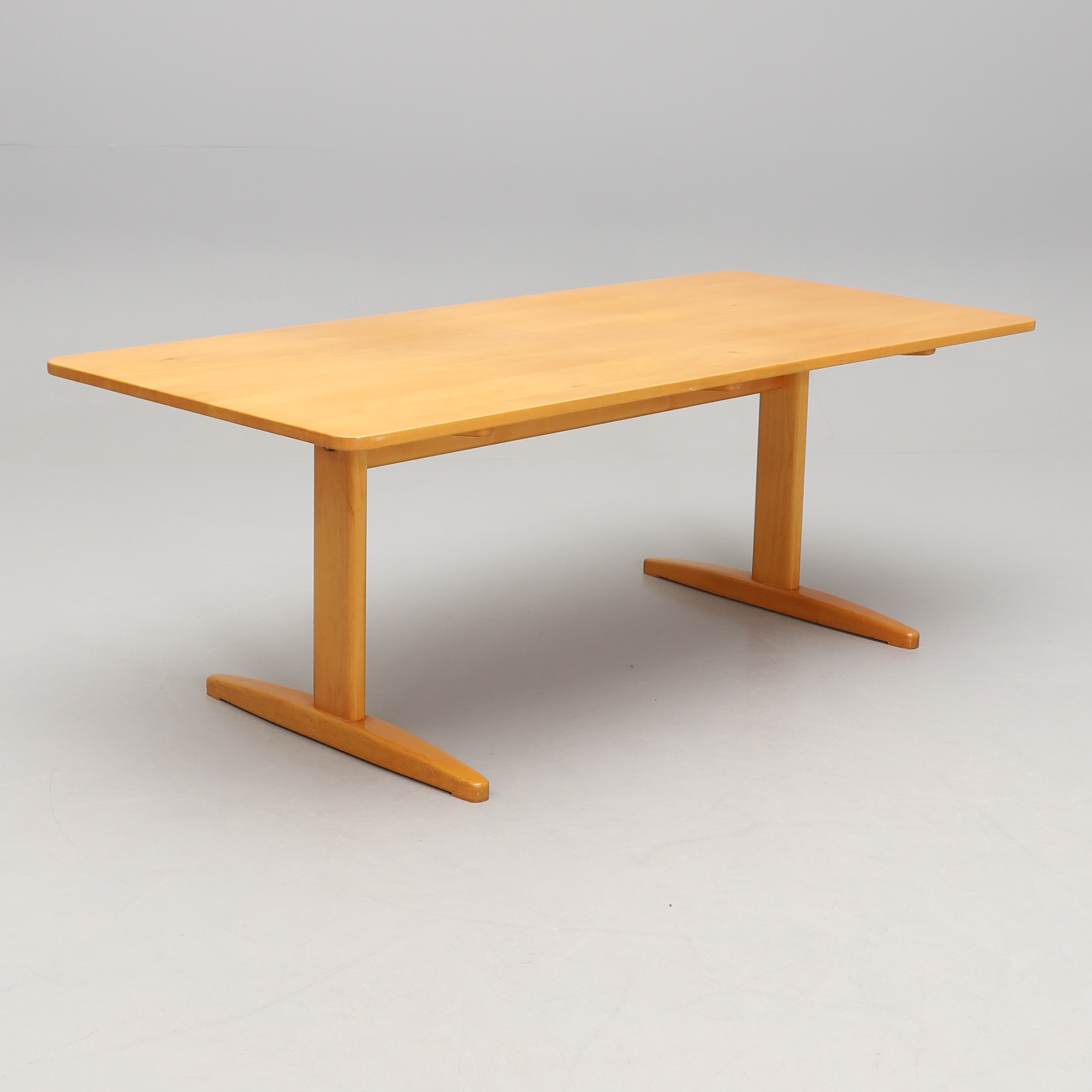 BØRGE MOGENSEN. Matbord, "Shaker" för C.M. Madsens Fabriker, Haarby, Danmark.