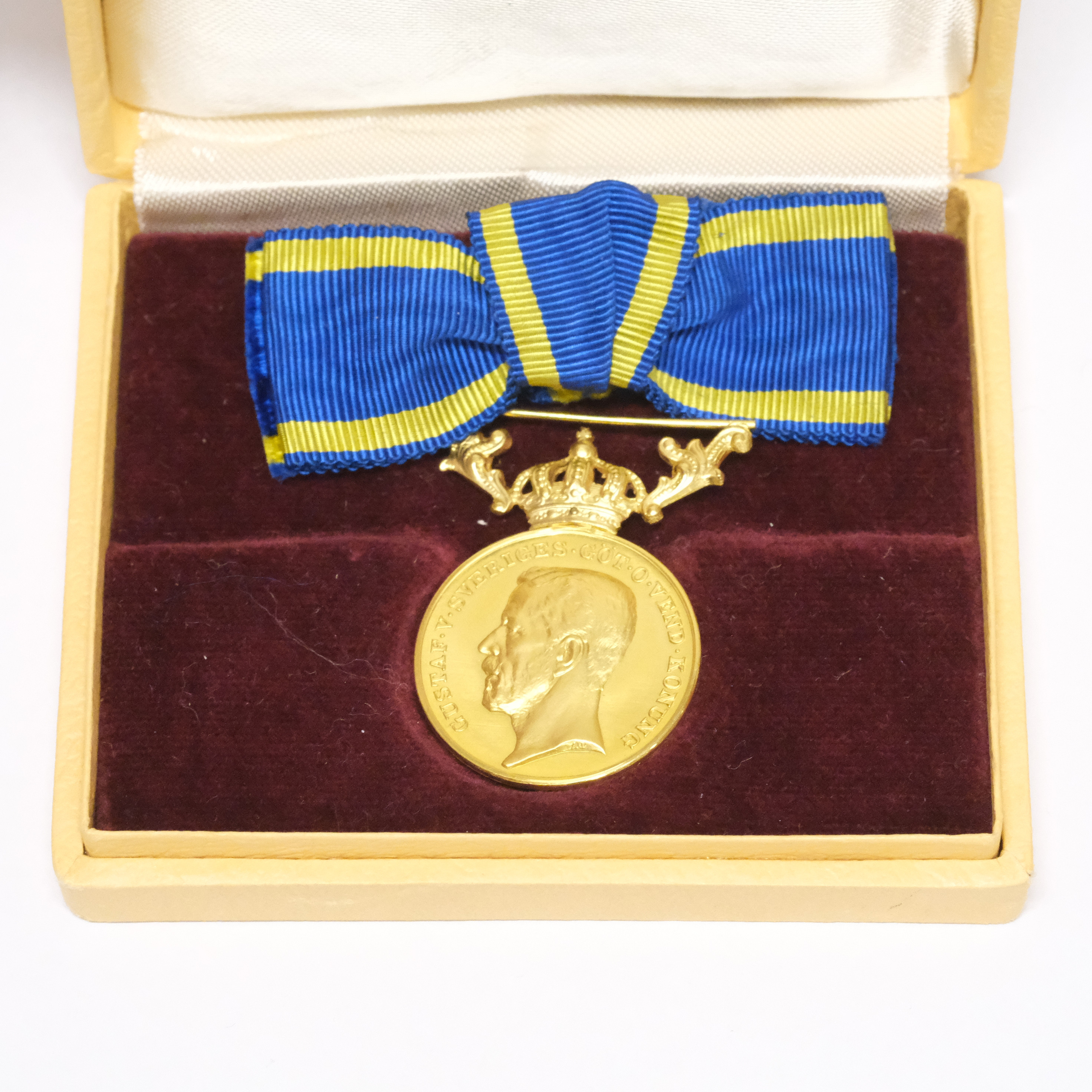 FÖRTJÄNSTMEDALJ, 23K- OCH 18K GULD, GUSTAF V.