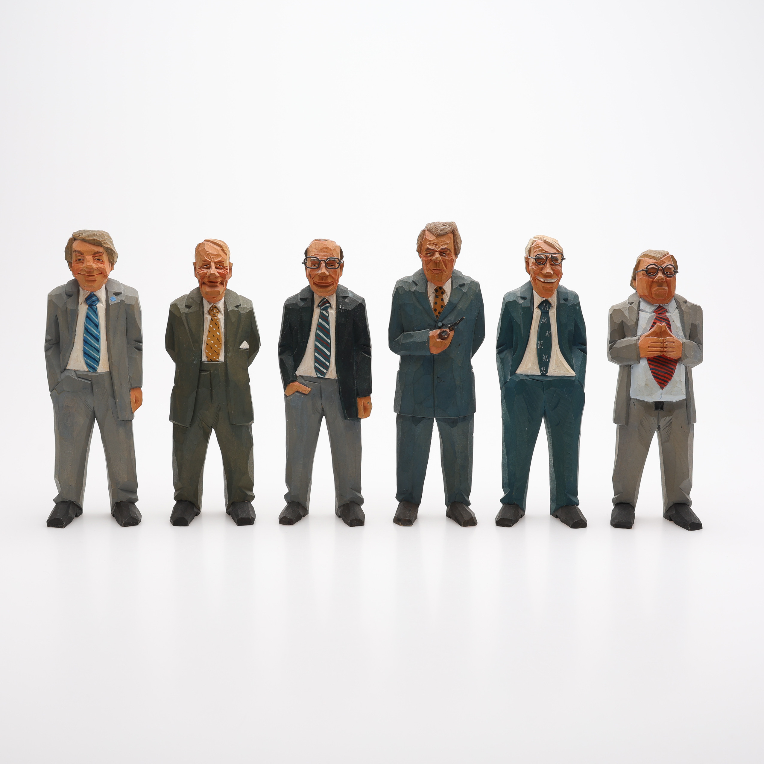 SVEN GUNNARSSON, TRÄSKURNA OCH BEMÅLADE SKULPTURER, 6 ST. SVENSKA POLITIKER.