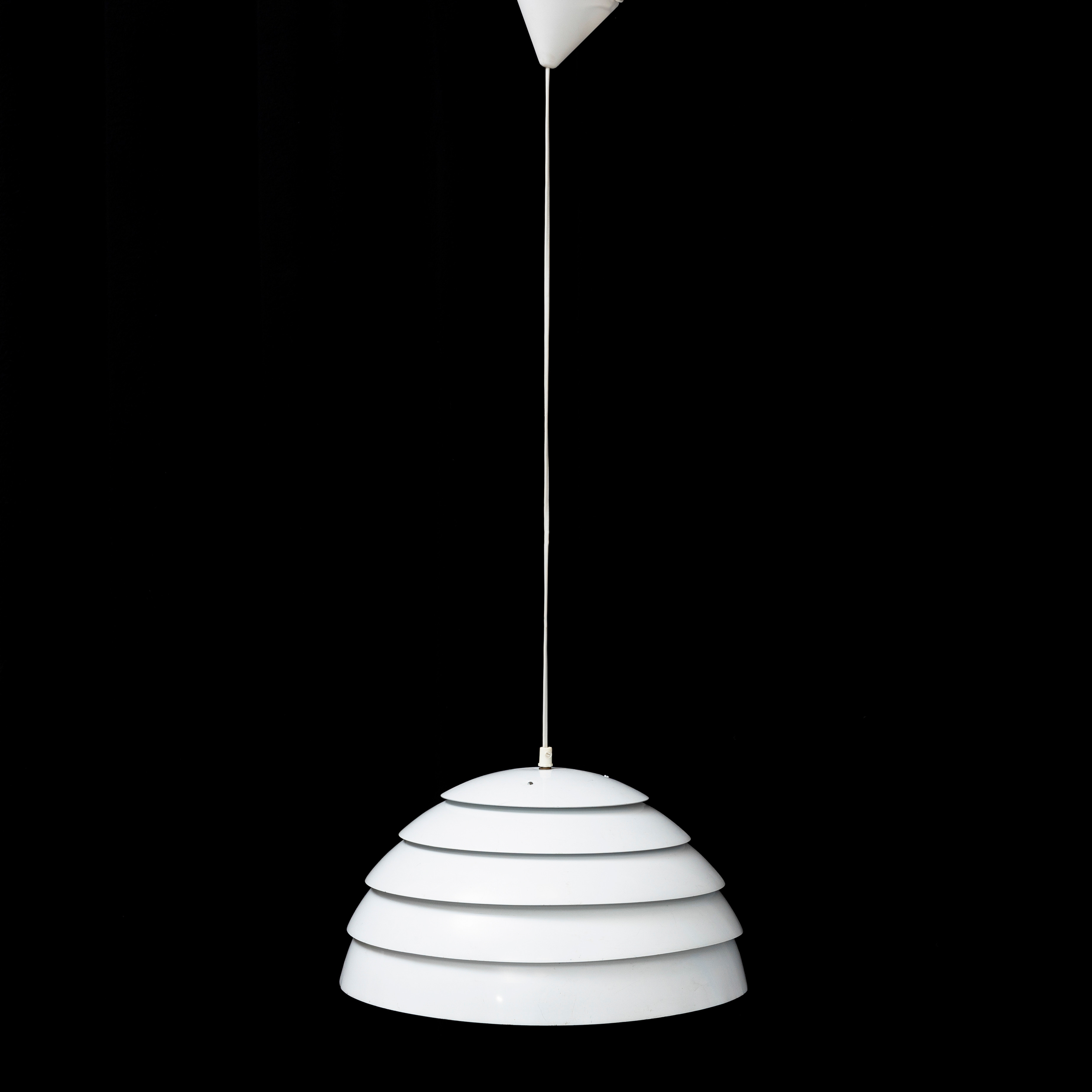 HANS-AGNE JAKOBSSON. Taklampa, "T 325/450", Markaryd, vitlackerade lameller, 1960/70-tal.