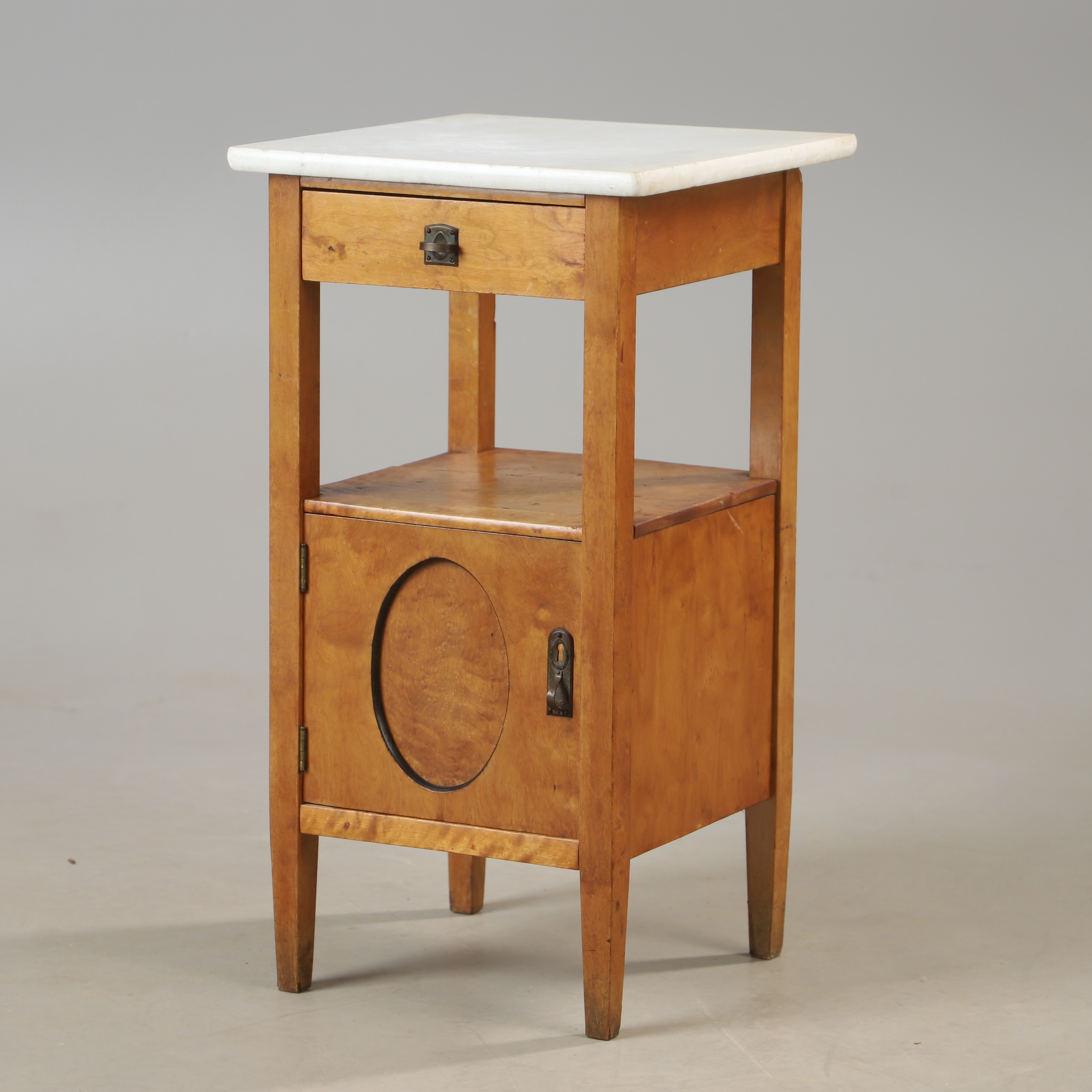 SÄNGBORD, björk med stenskiva, 1900-talets första hälft.