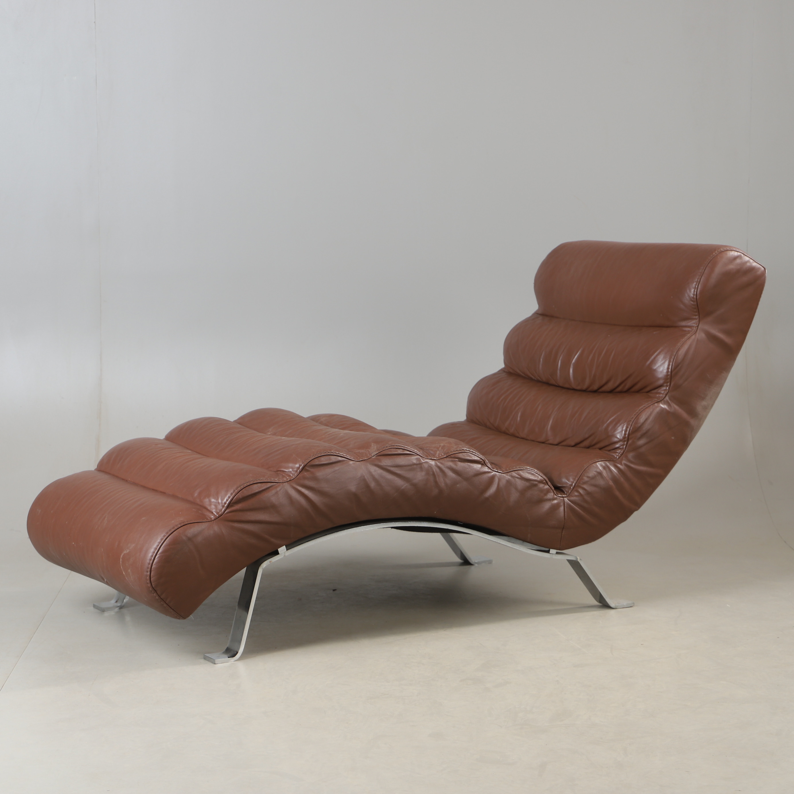 VILFÅTÖLJ, "dagbädd 902" konstskinn, Lind furniture, 2000-tal.