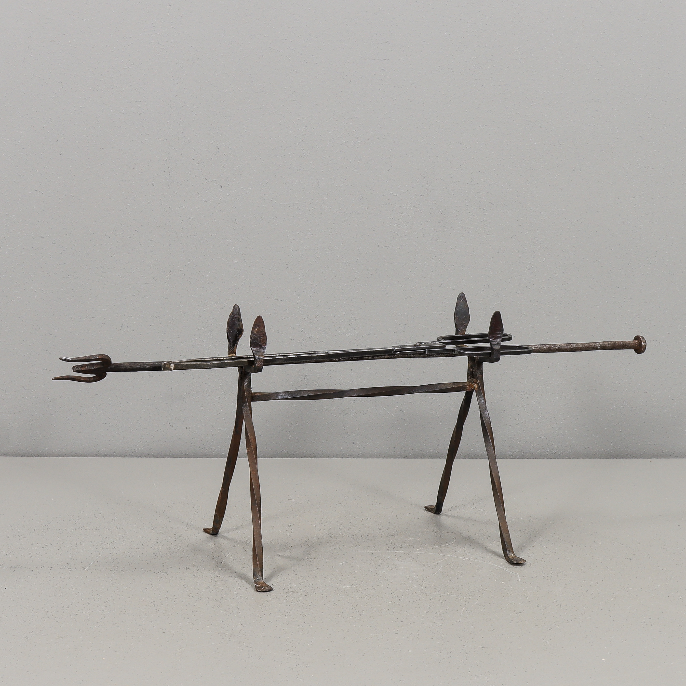 SMIDE ställ, eldgaffel och eldtång.