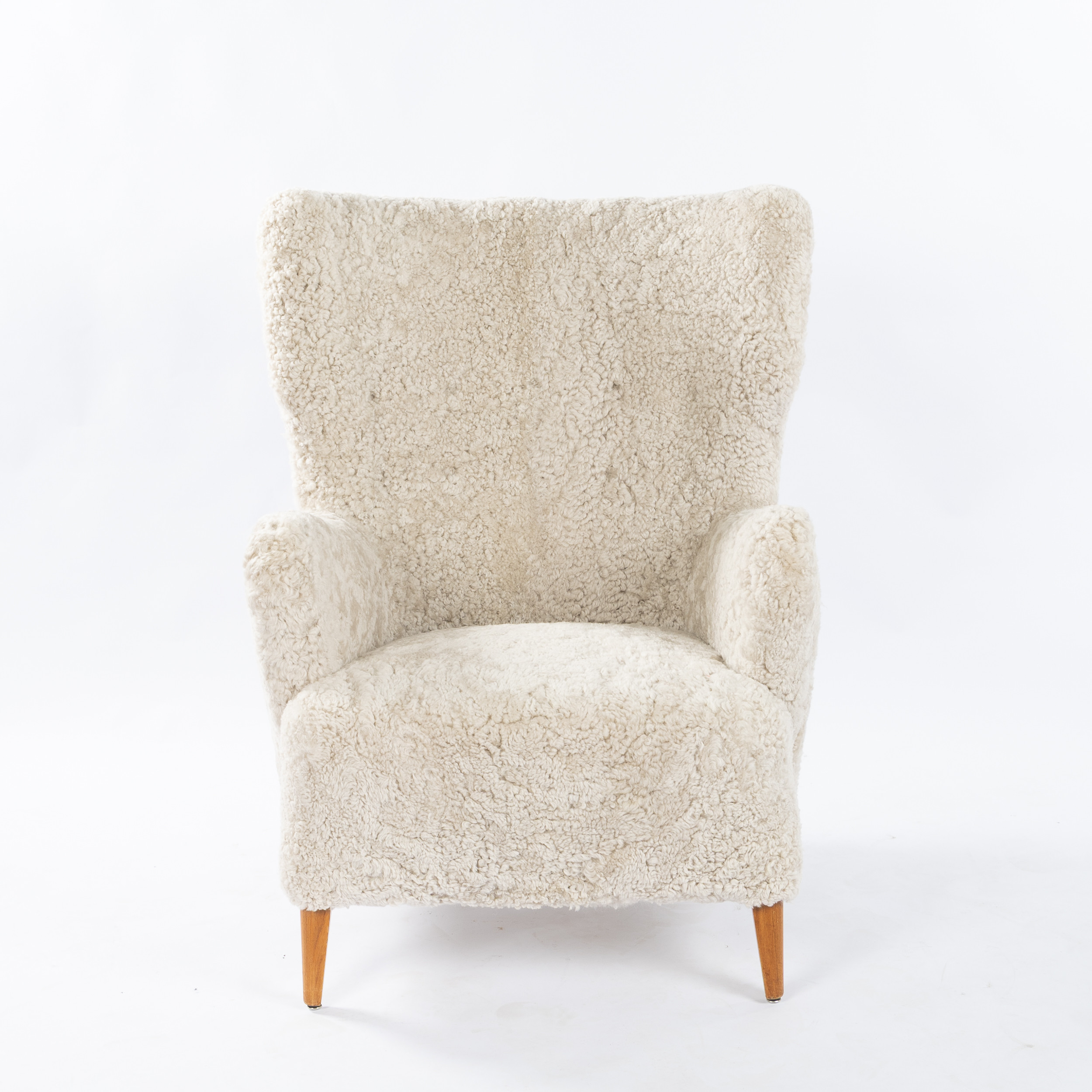 FÅTÖLJ, Swedish Modern, 1940-tal, klädd med fårskinn 'Moonlight'.