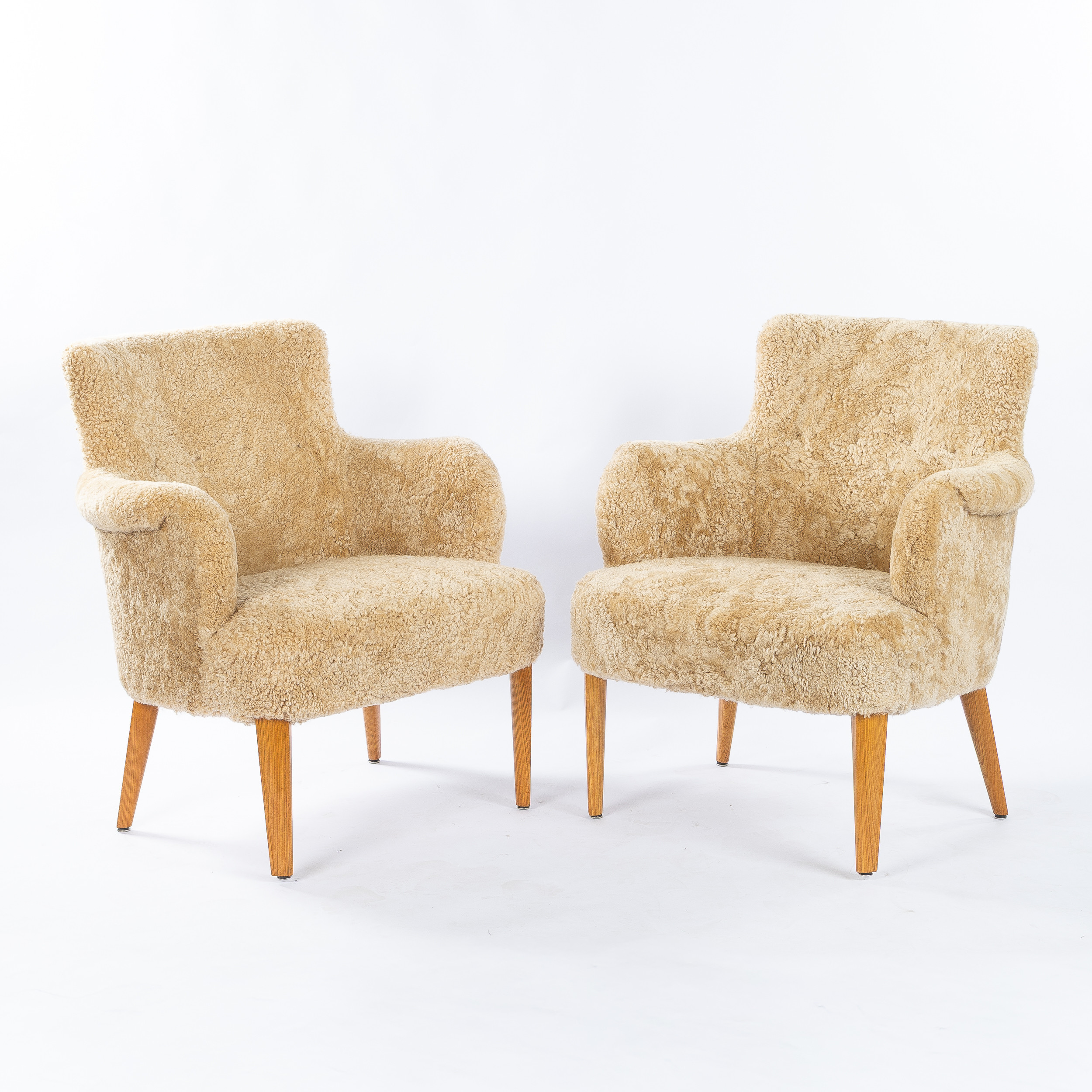 FÅTÖLJER, 1 par, Swedish Modern, 1940-tal, klädda med fårskinn 'Honey'.