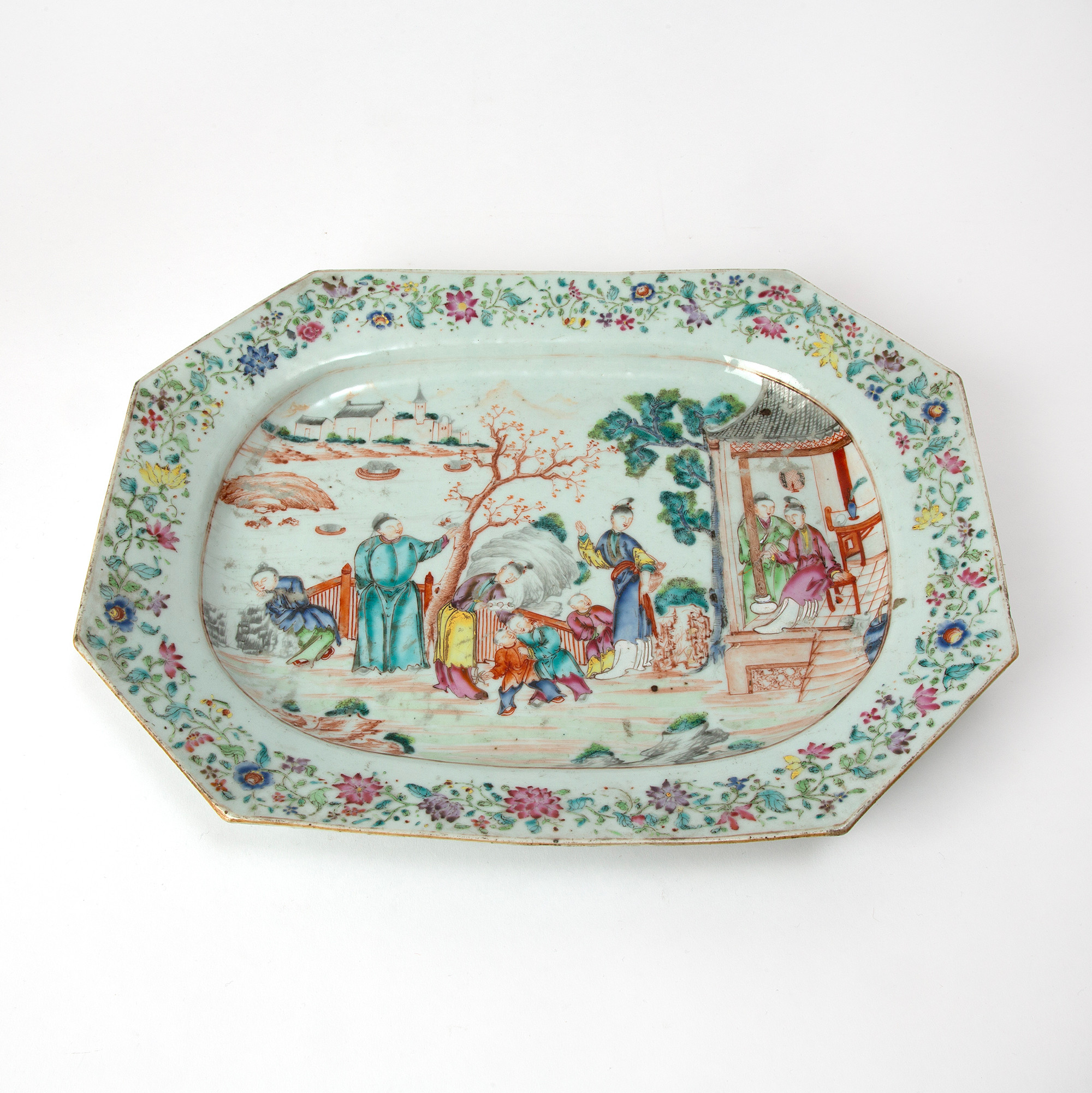 STEKFAT. Porslin, famille rose, Kina, 1700-tal.