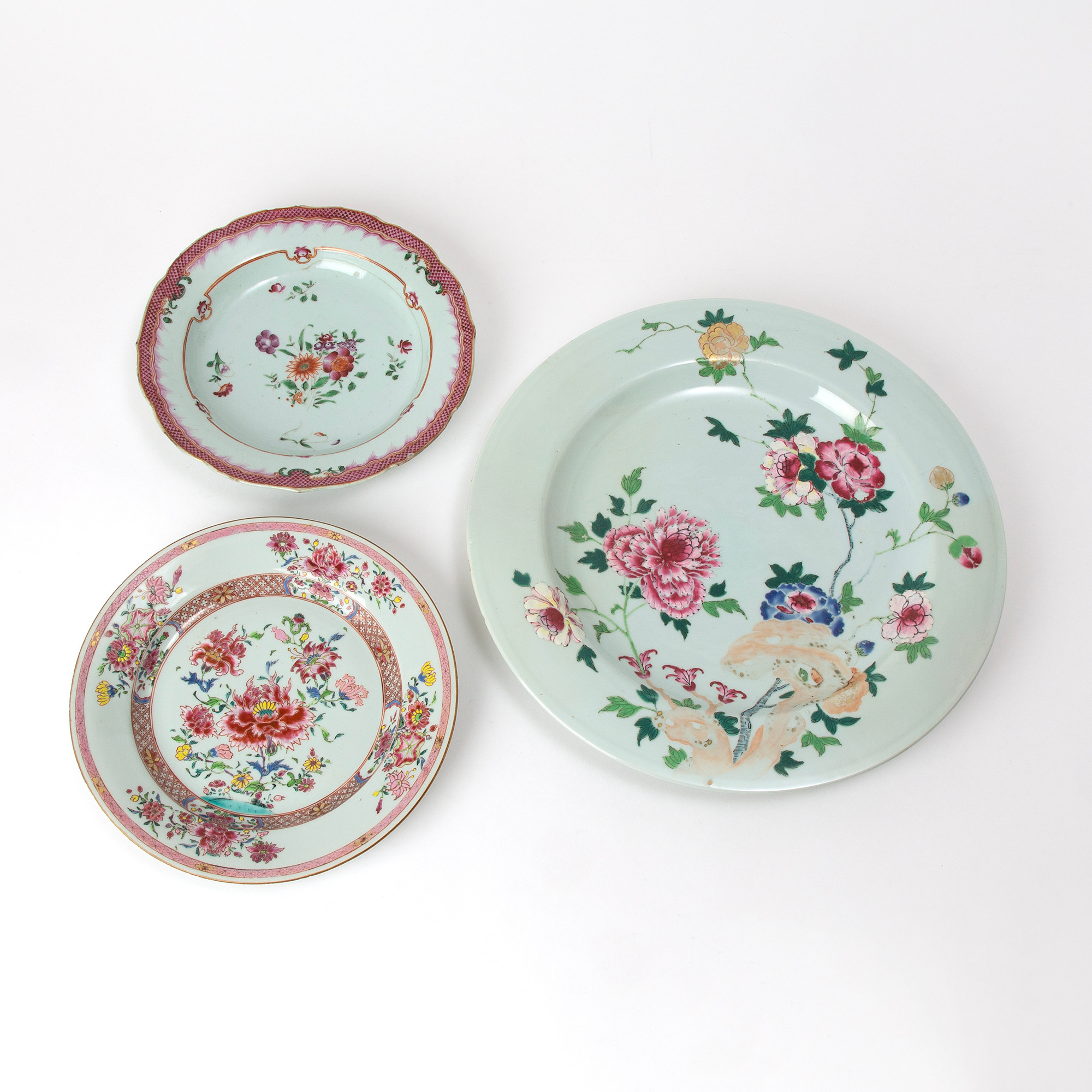FAT samt TALLRIKAR, 2 st, porslin, Famille Rose, Kina, 1700-tal.
