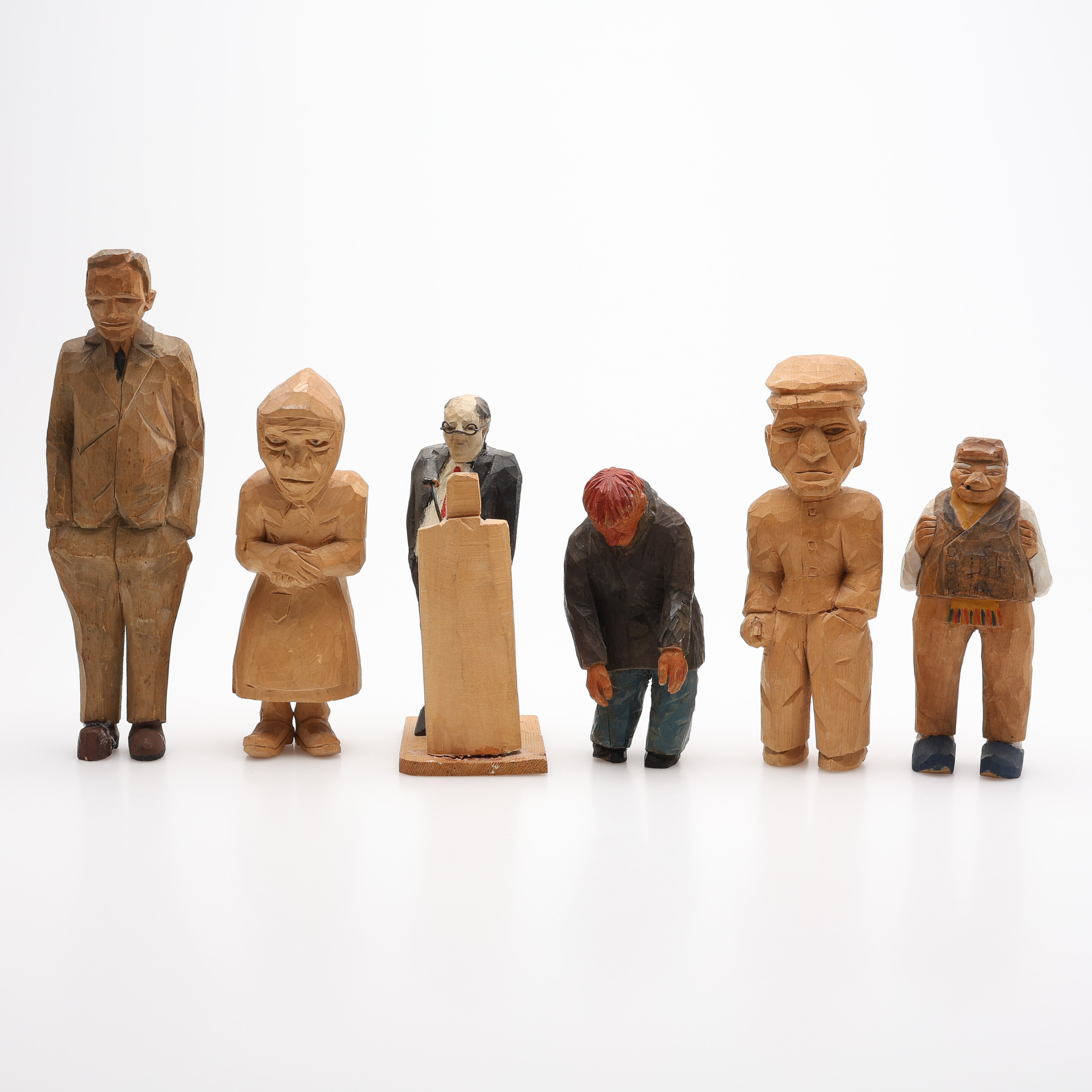 TRÄSKURNA OCH DELVIS BEMÅLADE FIGURER. 6 ST.