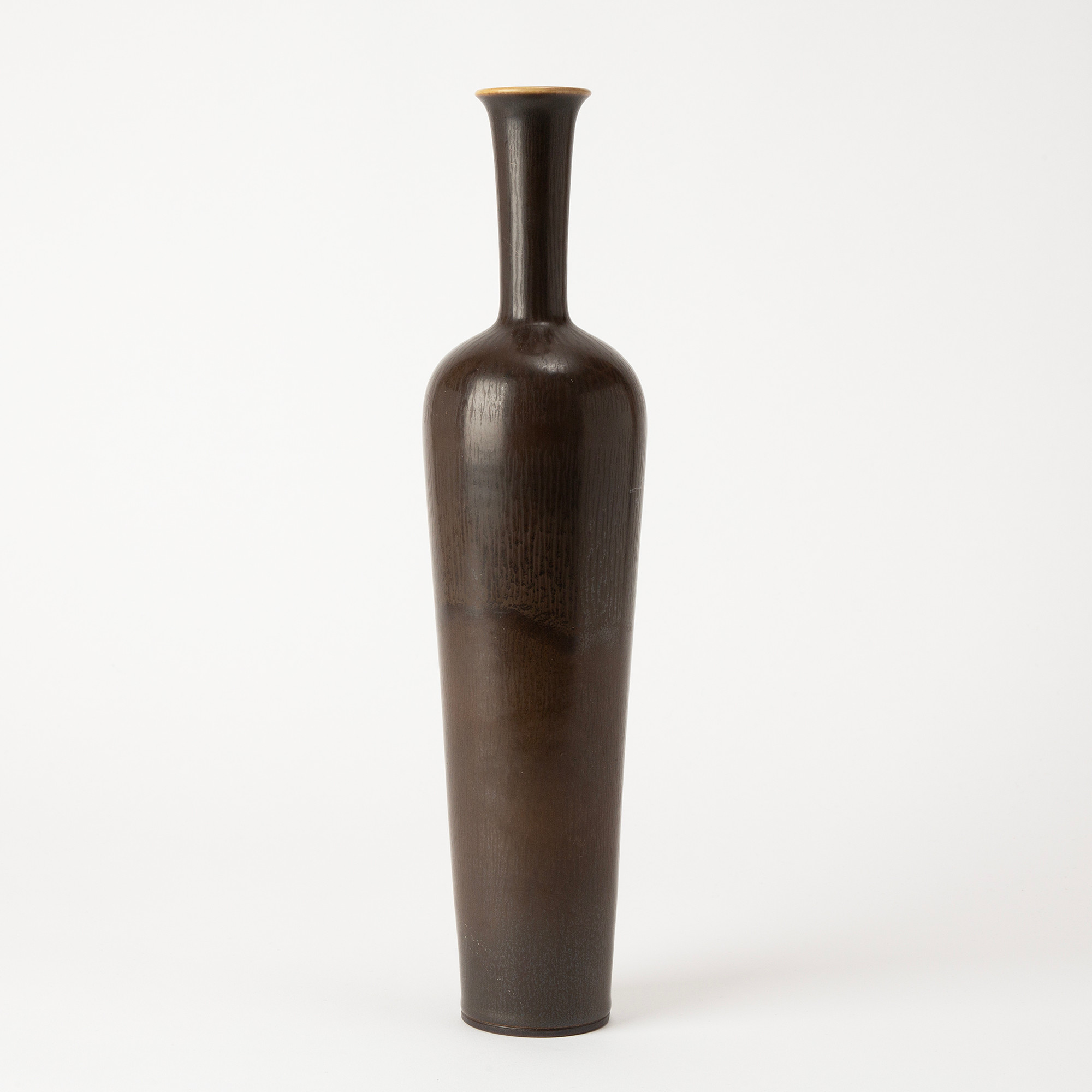 BERNDT FRIBERG. Vas, glaserat stengods, Gustavsberg, baluster form med harpälsglasyr i brunt, signerad Friberg, märkt med Studiohanden och årsbokstav Ö, 1958.
