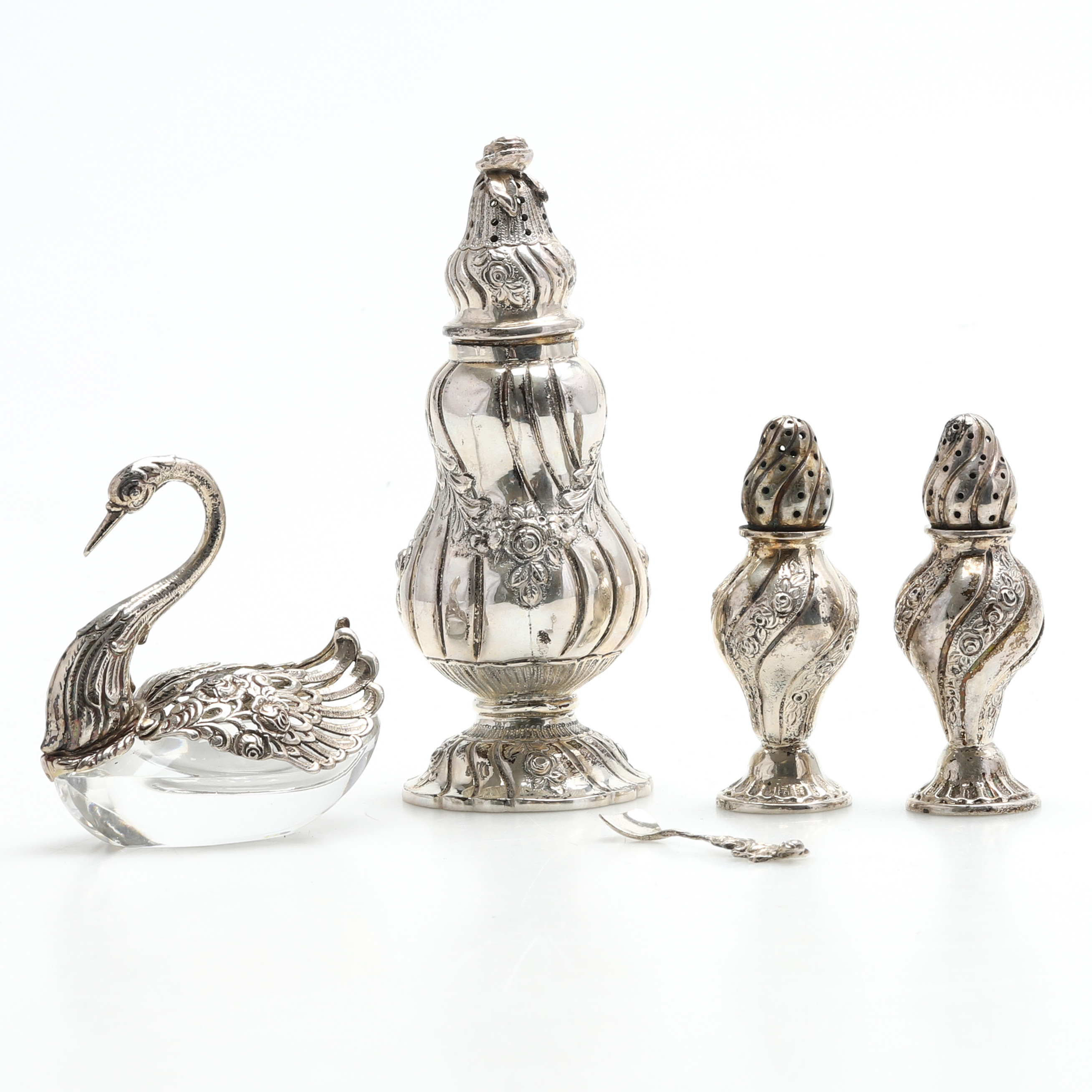 SALT- OCH PEPPARKAR samt SOCKERRUSKA, 4 delar, silver. Svenska importstämplar. Vikt ca 198 gram.