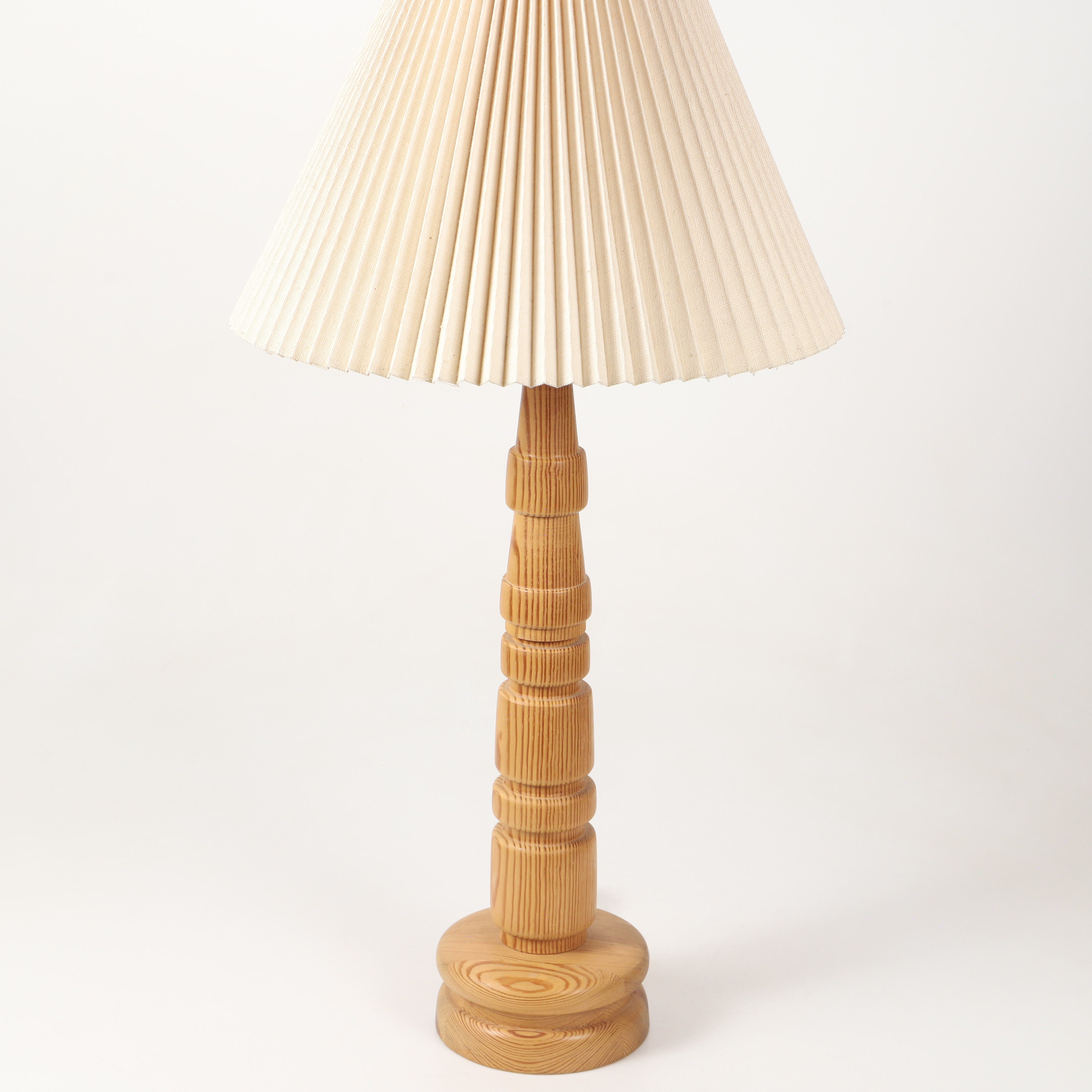 BORDSLAMPA, furu med plisserad skärm, 1900-tal.