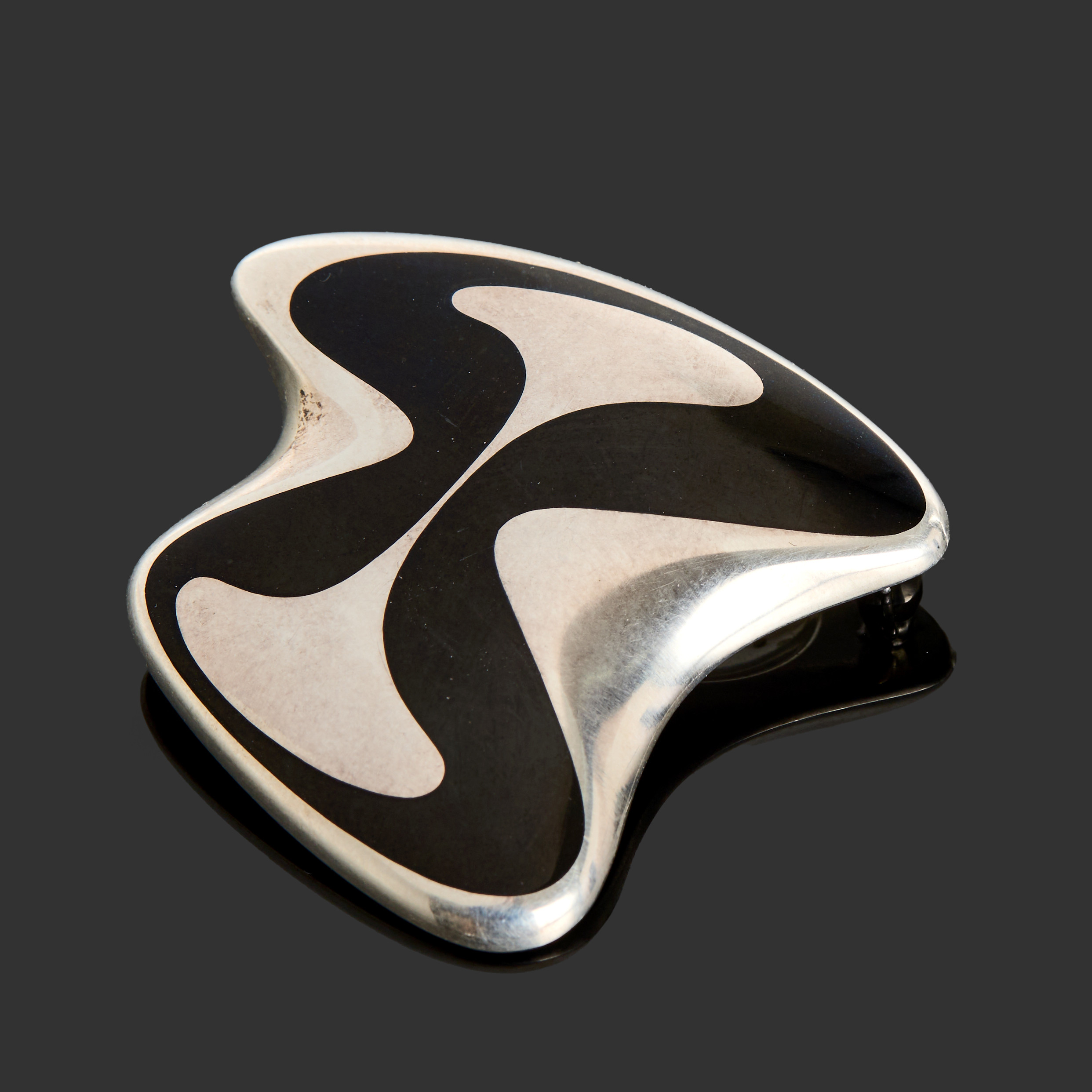 HENNING KOPPEL (DANMARK, 1918–1981). för Georg Jensen,"Amöba", modell 315, brosch i sterlingssilver 925 samt emalj.