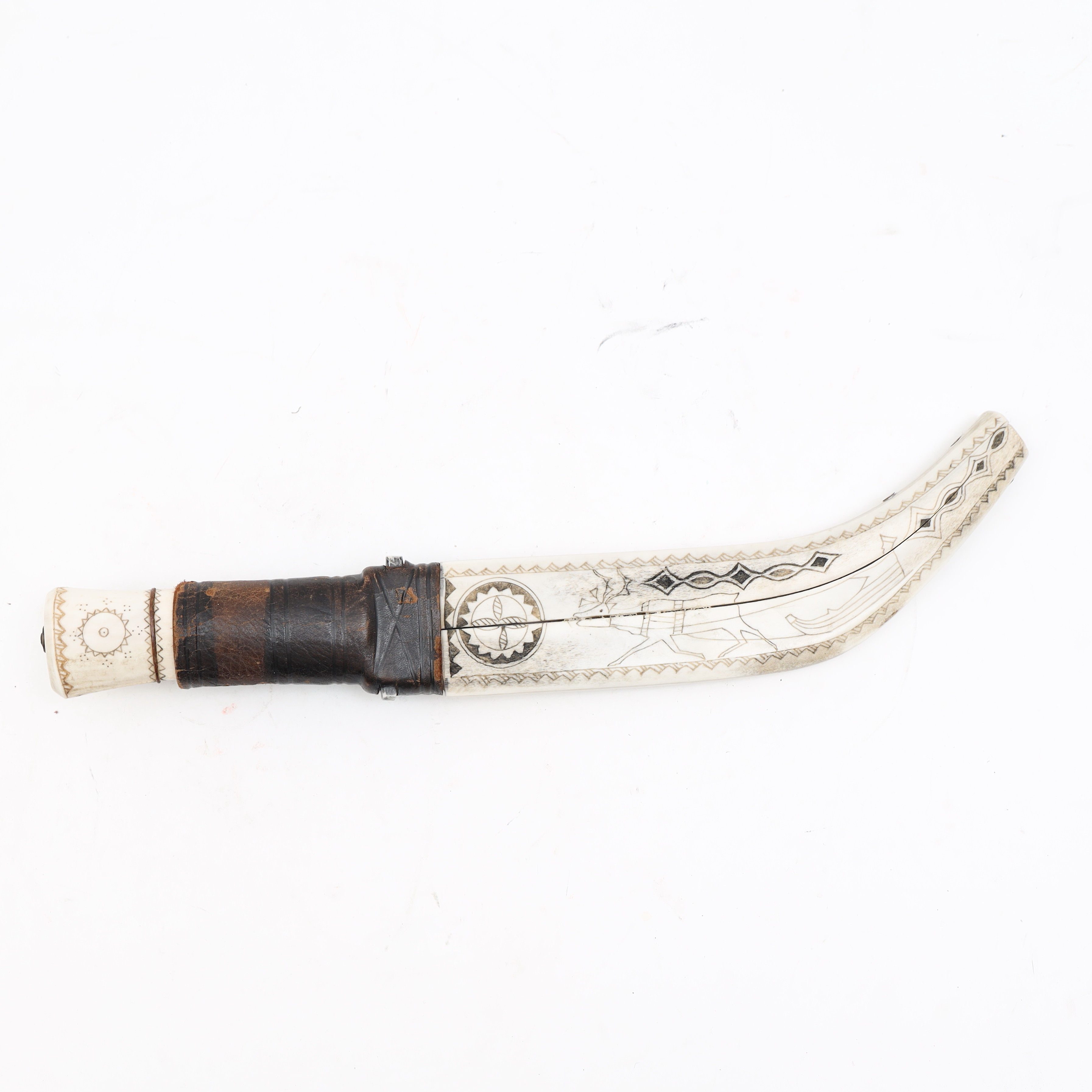 KNIV, samearbete, renhorn och läder. Med skuren och färgad dekor.