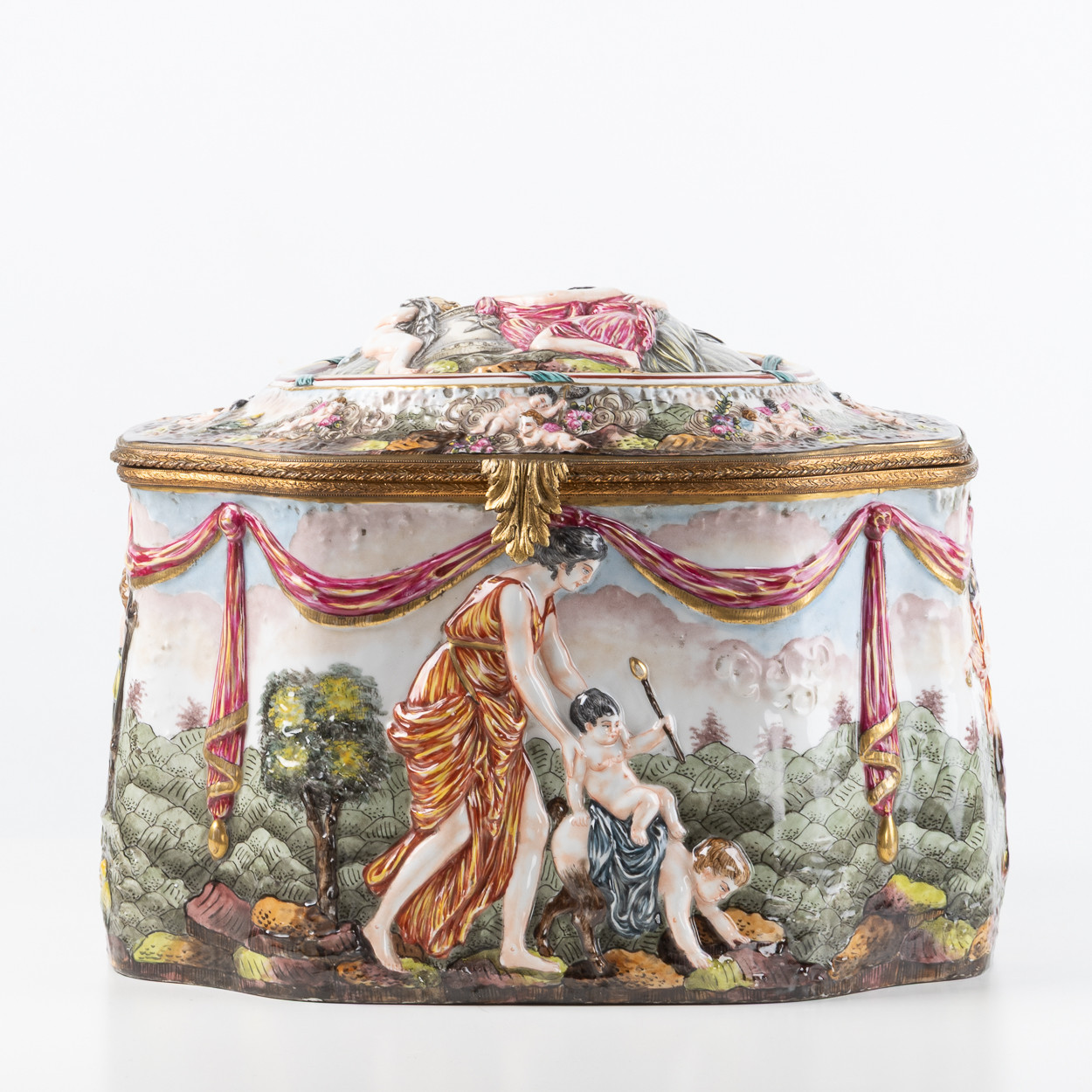 STOR KISTA, praktfull utformad, porslin, Capodimonte / Neapel, 1900-talets början.