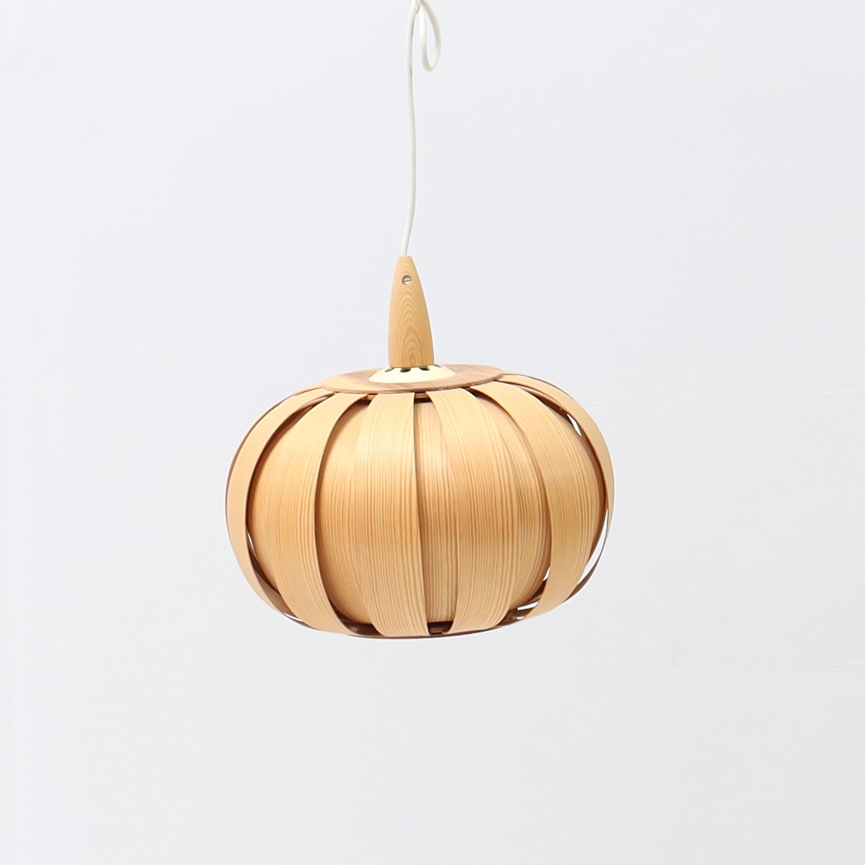 TAKLAMPA, furu, 1900-talets andra hälft, möjligen Hans-Agne Jakobsson.