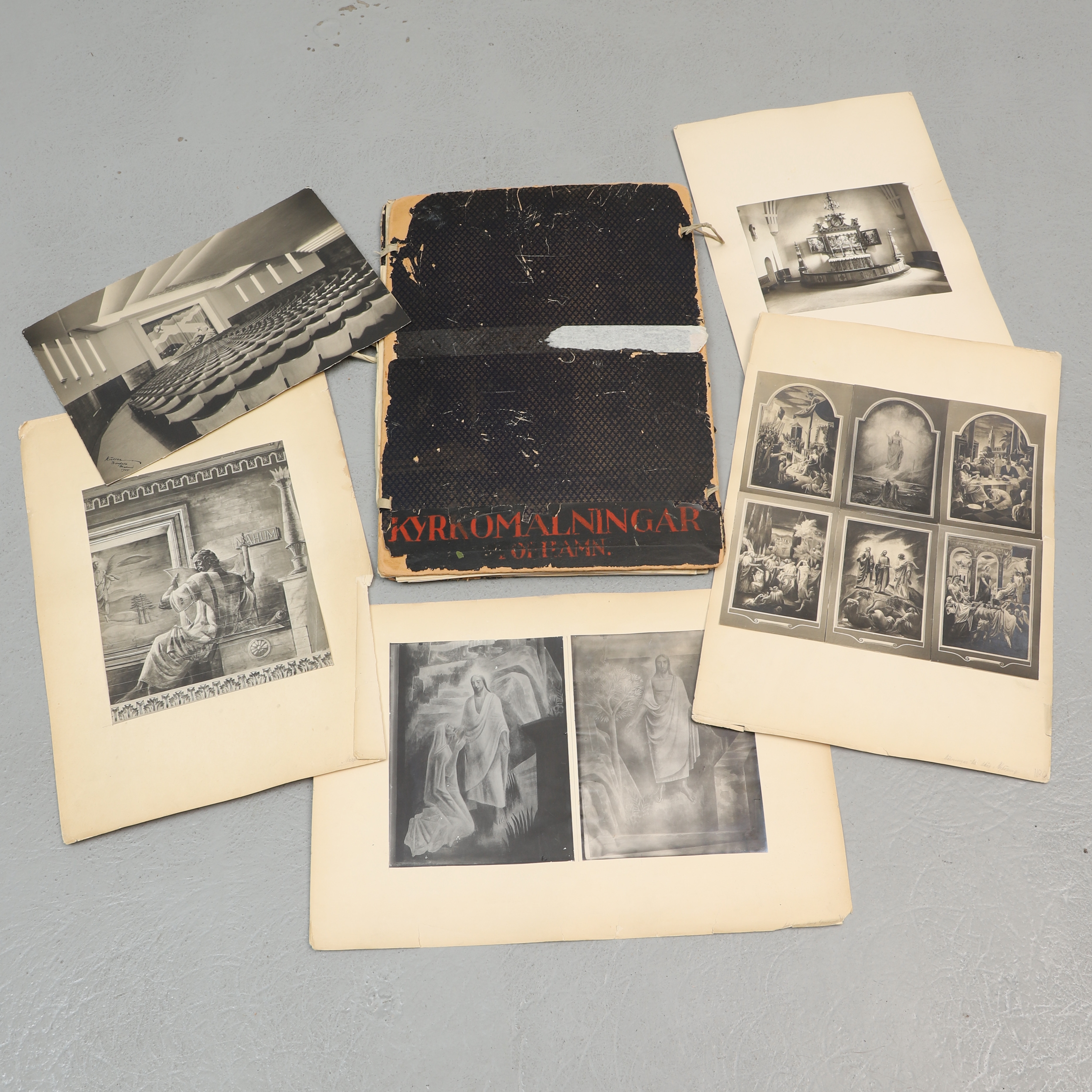 PORTFÖLJ, 17 blad med fotografier från Gunnar Torhamns offentliga verk.