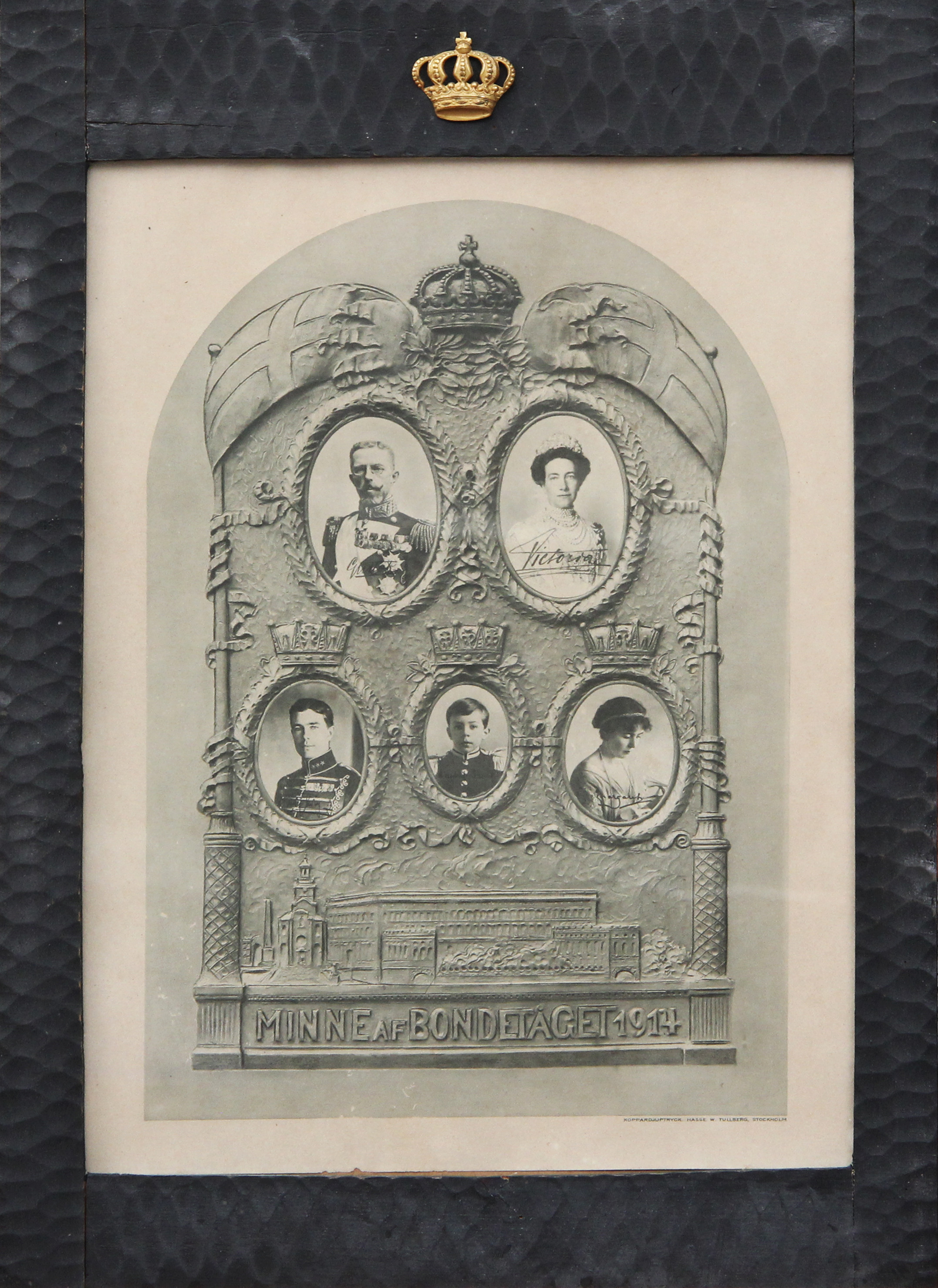 MINNESTAVLA, Bondetåget, 1914, i ram med kunglig krona.