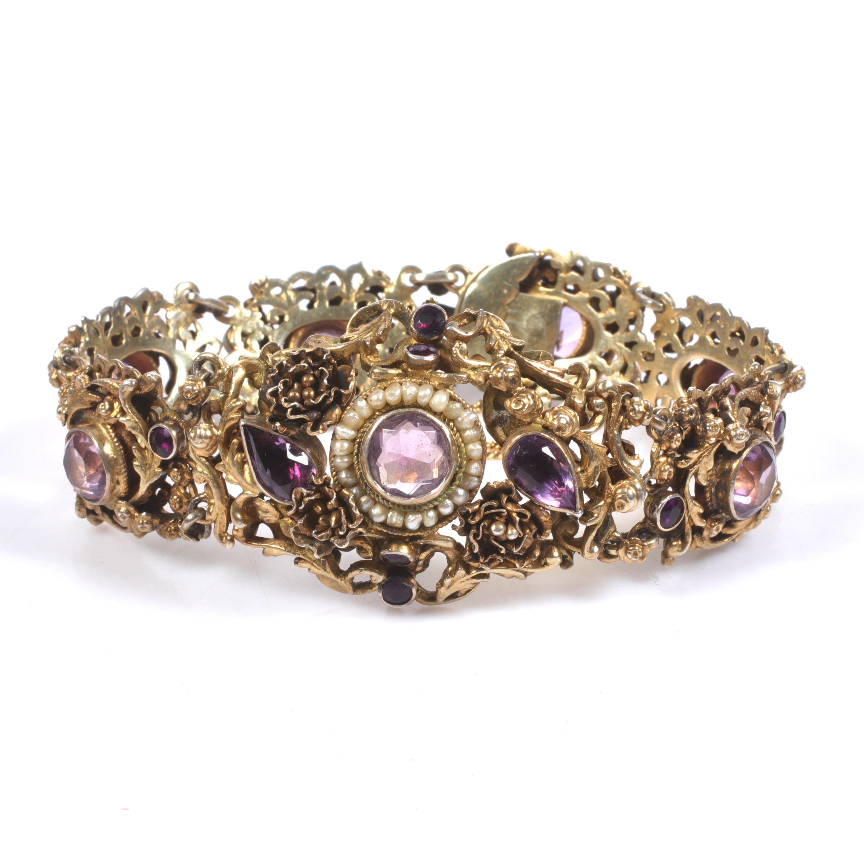 ARMBAND, förgyllt silver, med lila ametister och sötvattenspärlor, troligen Österrike/Ungern. Omkring 1900.