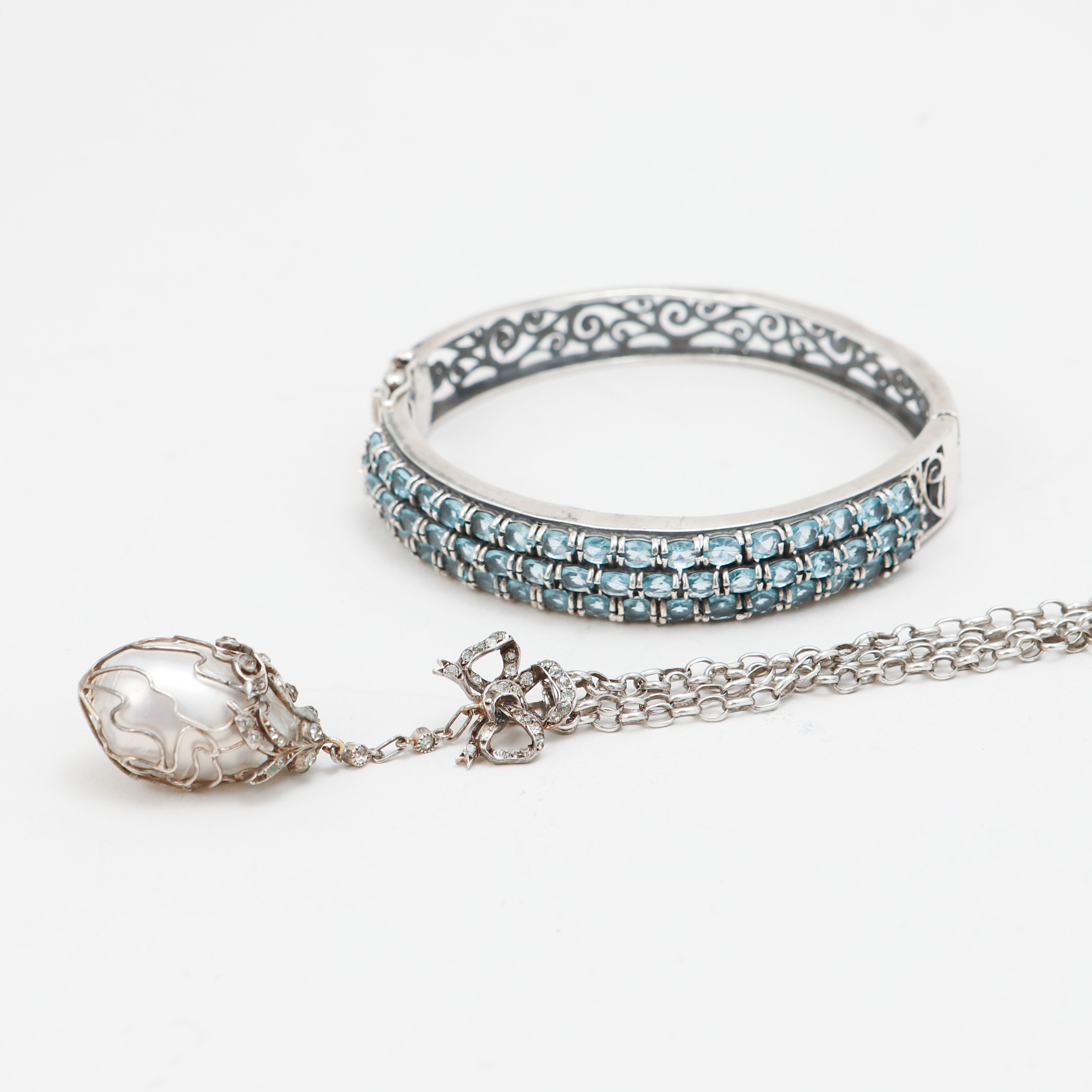 HÄNGE MED KEDJA samt ARMRING, silver och paste, 1900-talets andra hälft.