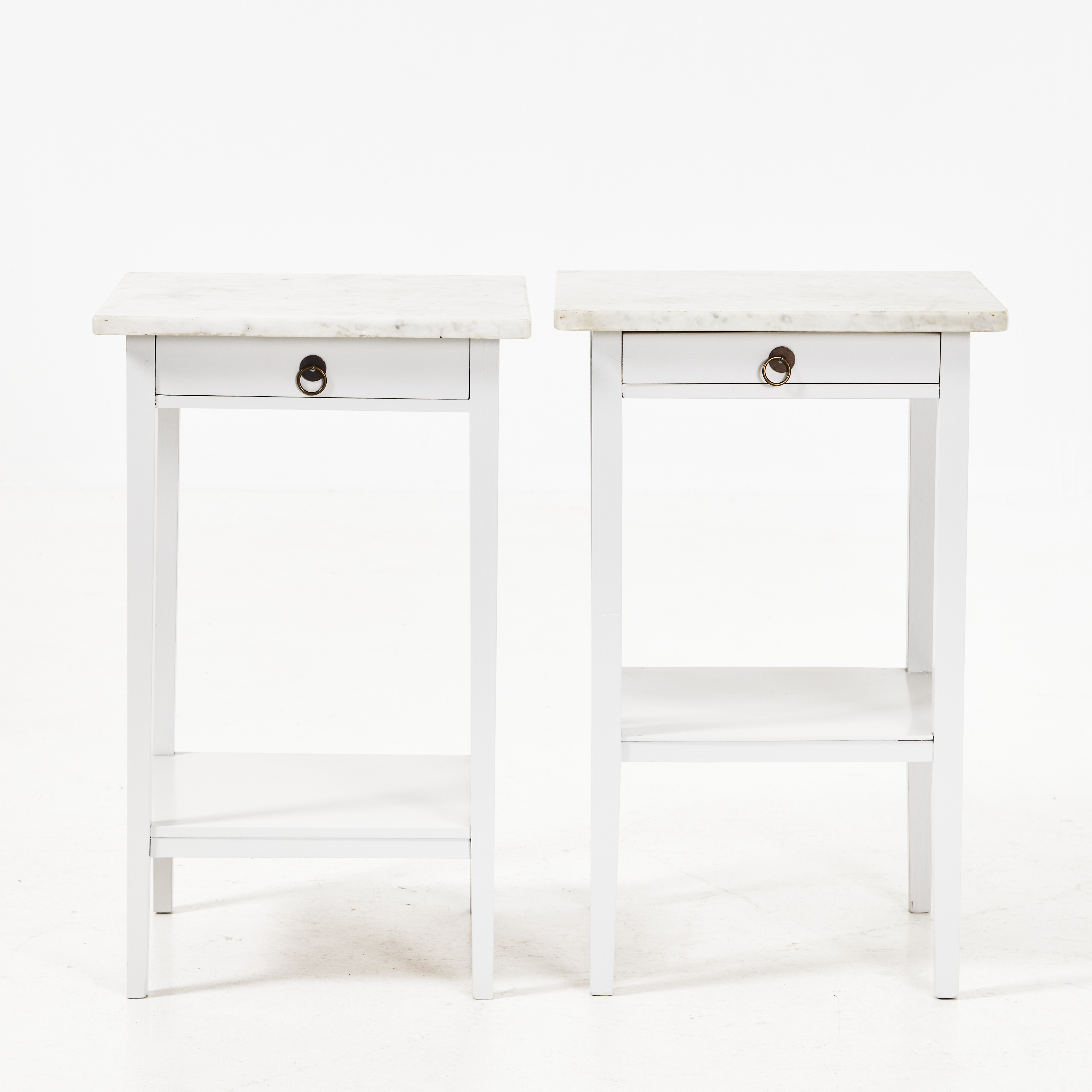 NATTYGSBORD, 2 st snarlika, bemålade, skivor i marmor, dragringar i mässing.